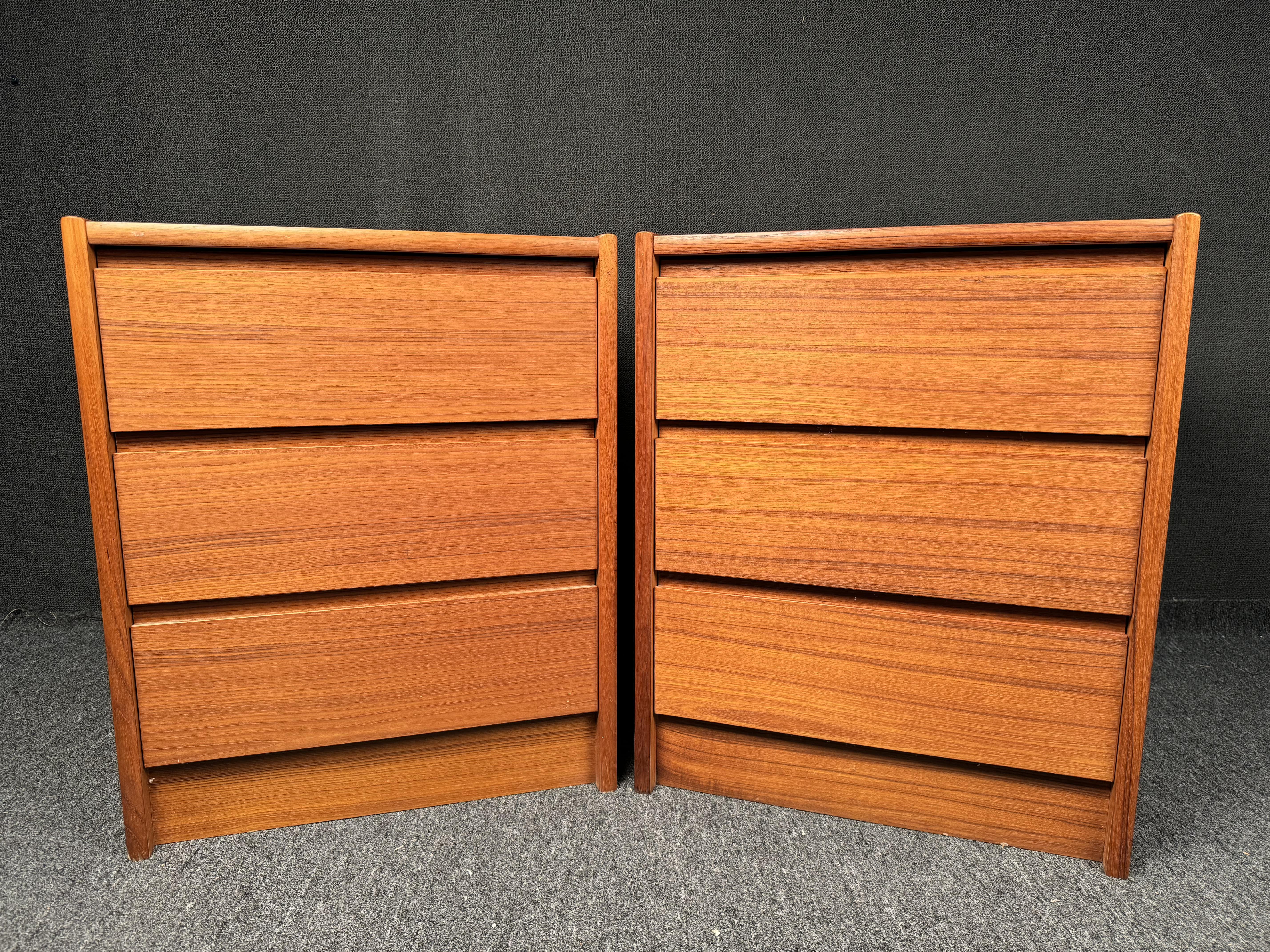 Vintage-Nachttische mit drei Schubladen aus Teakholz (Moderne der Mitte des Jahrhunderts) im Angebot