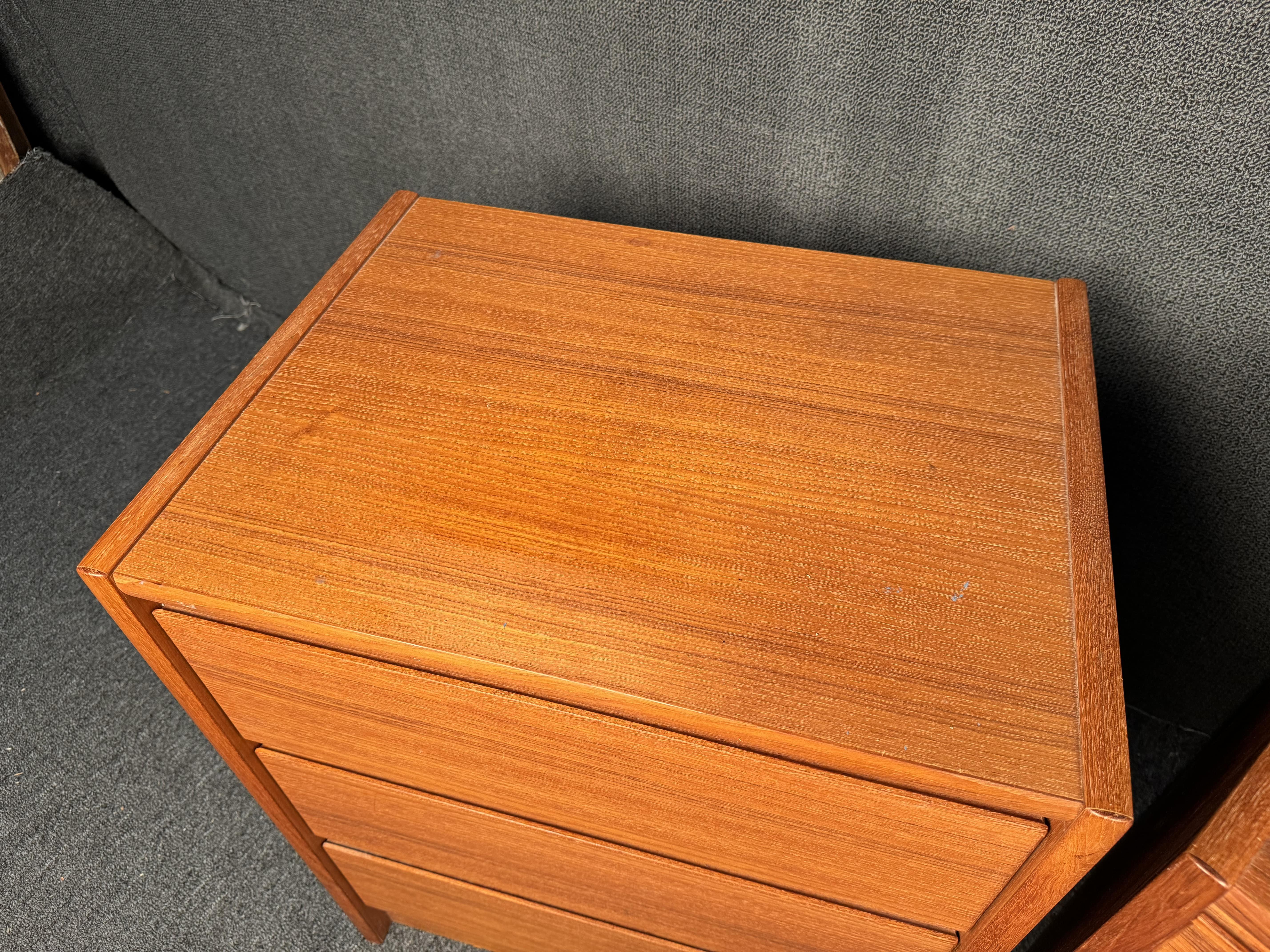 Vintage-Nachttische mit drei Schubladen aus Teakholz im Angebot 1