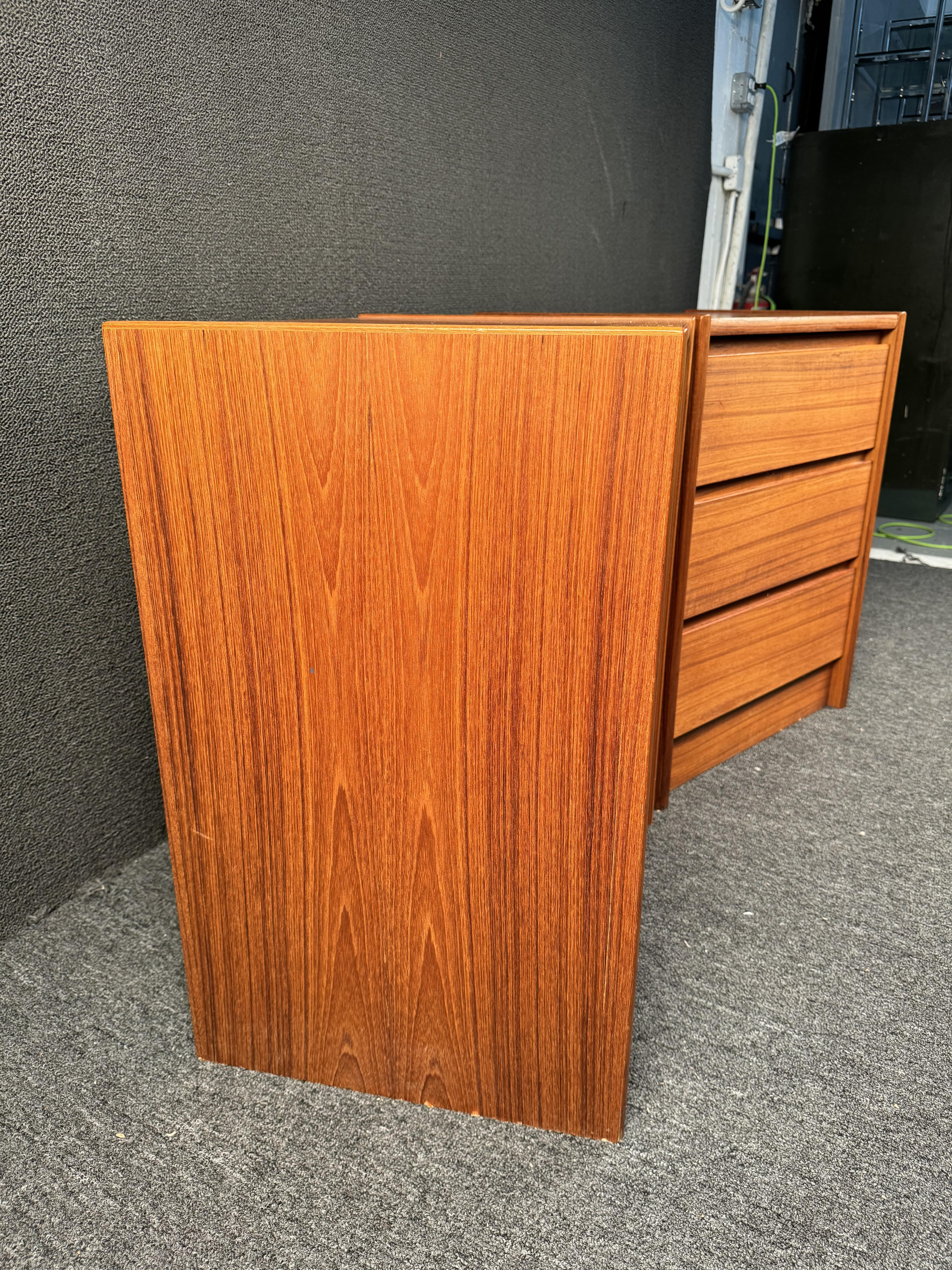 Vintage-Nachttische mit drei Schubladen aus Teakholz im Angebot 2