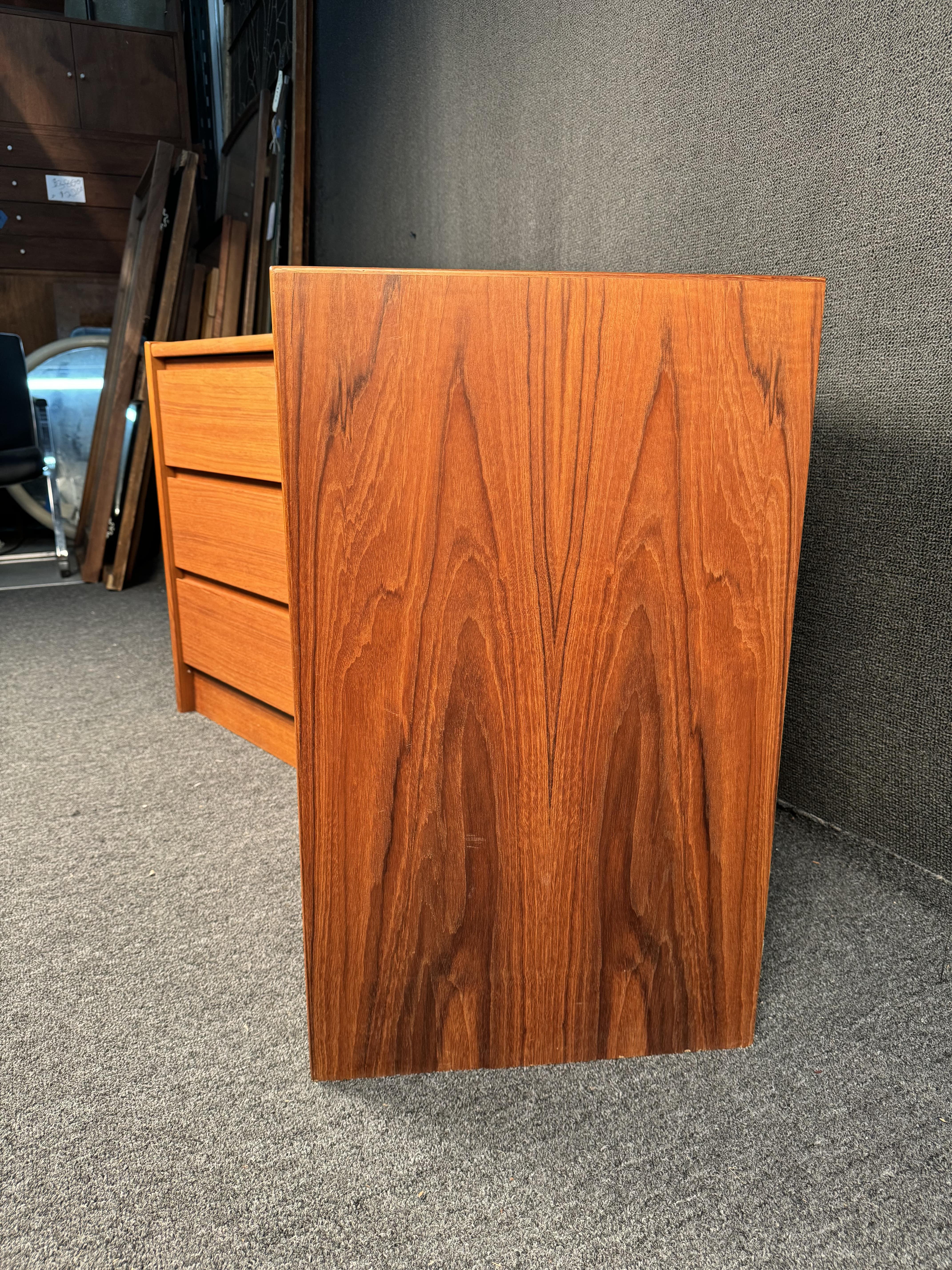 Vintage-Nachttische mit drei Schubladen aus Teakholz im Angebot 3