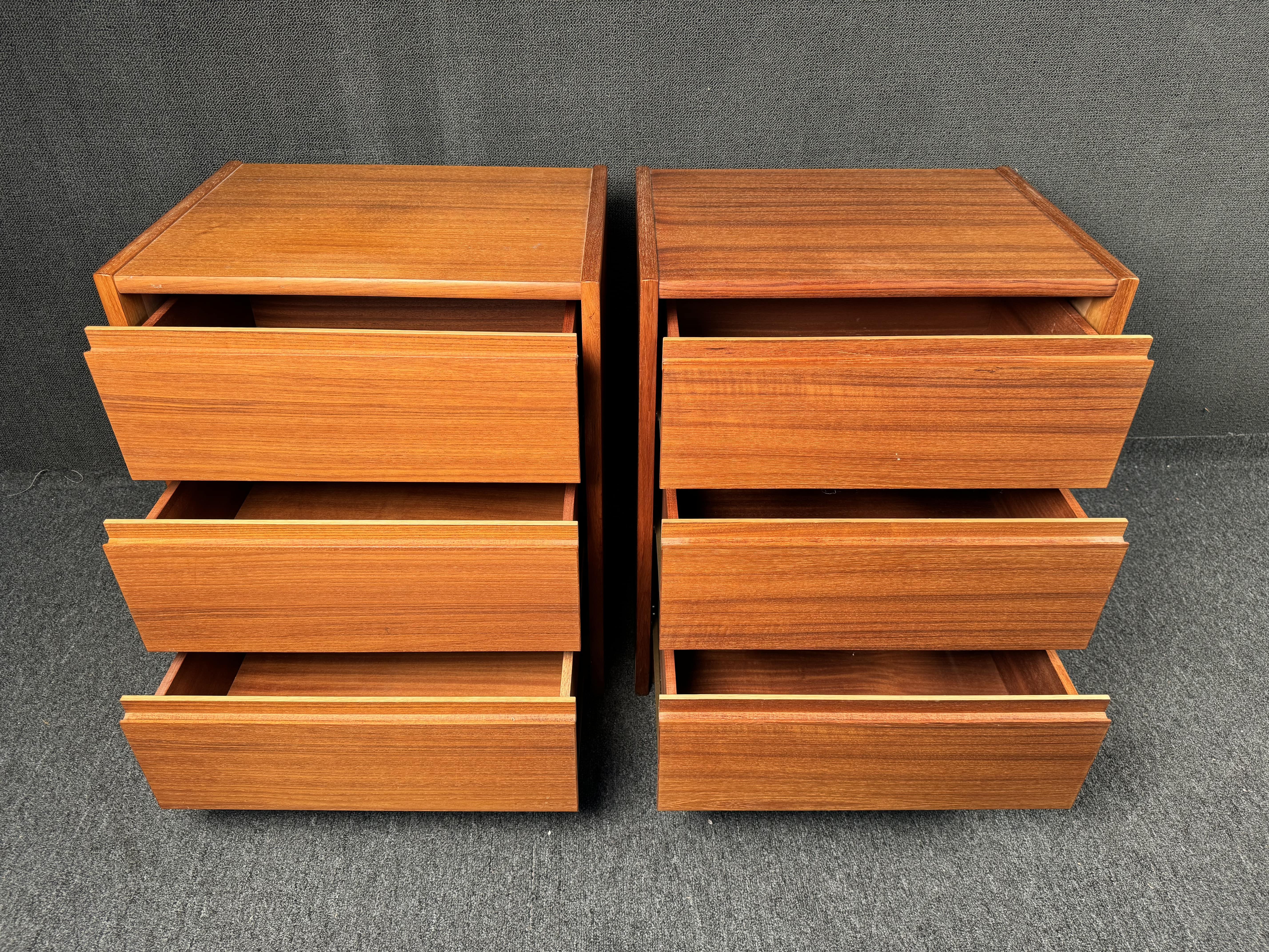 Vintage-Nachttische mit drei Schubladen aus Teakholz im Angebot 4