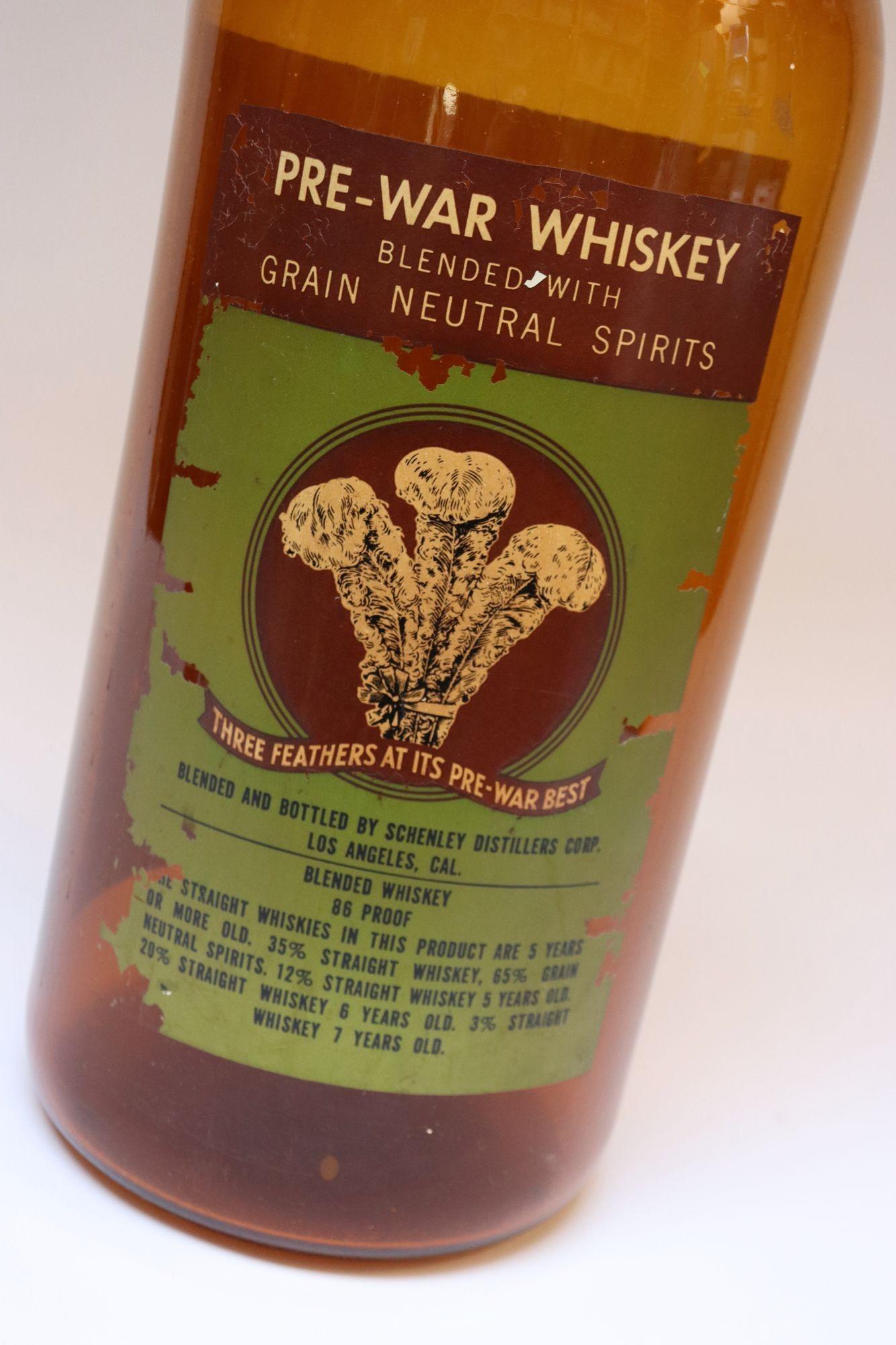 Vieille vitrine de magasin surdimensionnée en forme de bouteille de whisky à trois plumes en vente 3