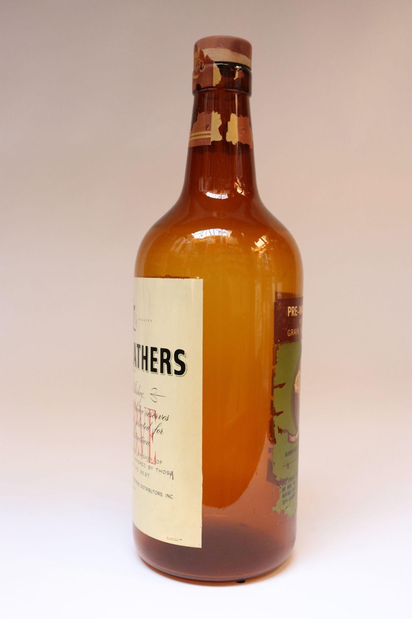 Américain Vieille vitrine de magasin surdimensionnée en forme de bouteille de whisky à trois plumes en vente