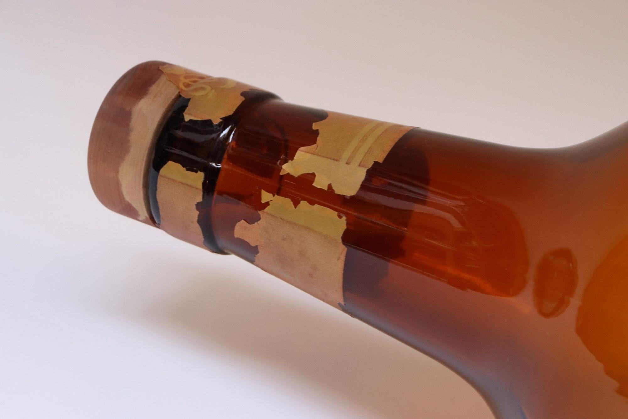 Milieu du XXe siècle Vieille vitrine de magasin surdimensionnée en forme de bouteille de whisky à trois plumes en vente