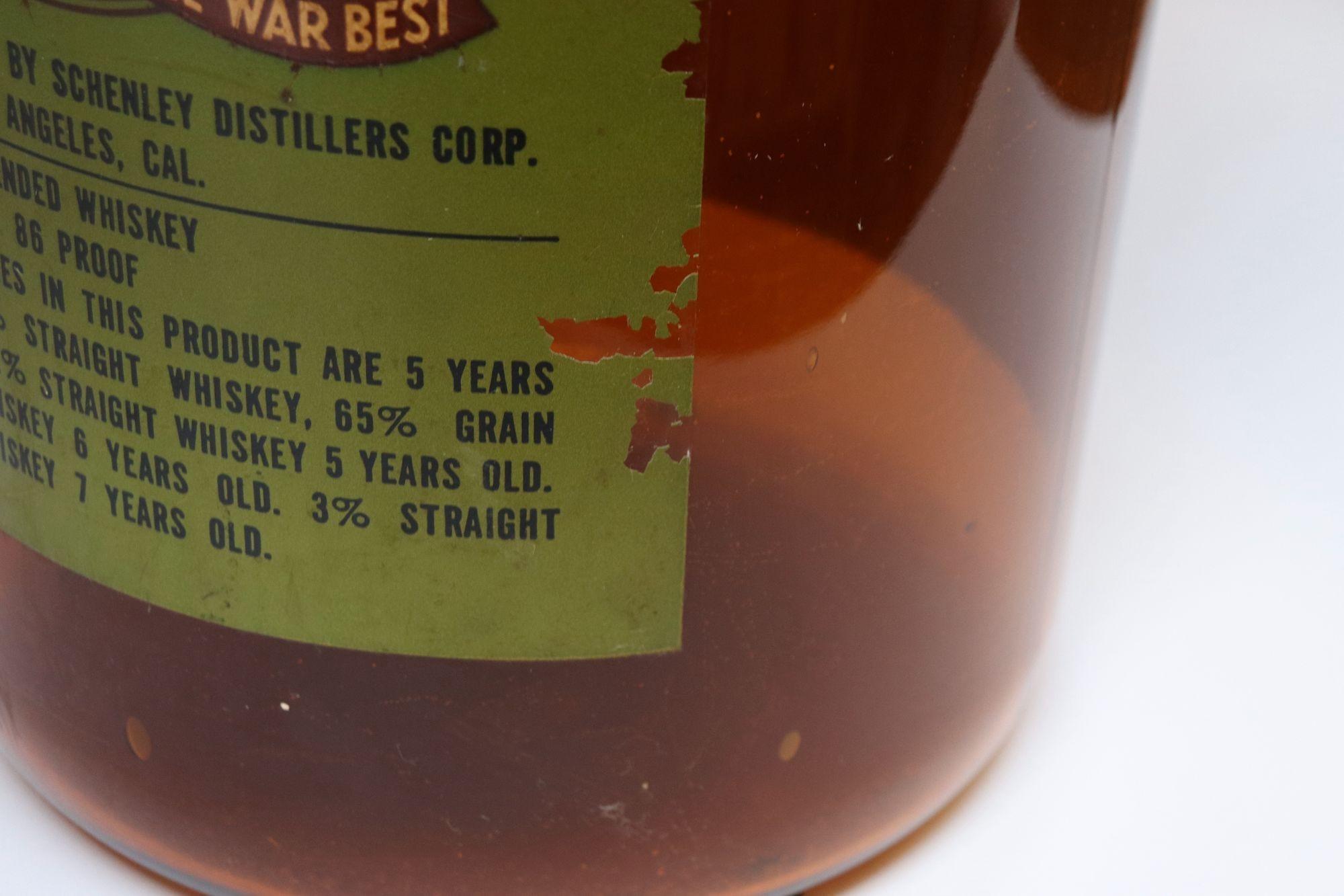 Verre Vieille vitrine de magasin surdimensionnée en forme de bouteille de whisky à trois plumes en vente