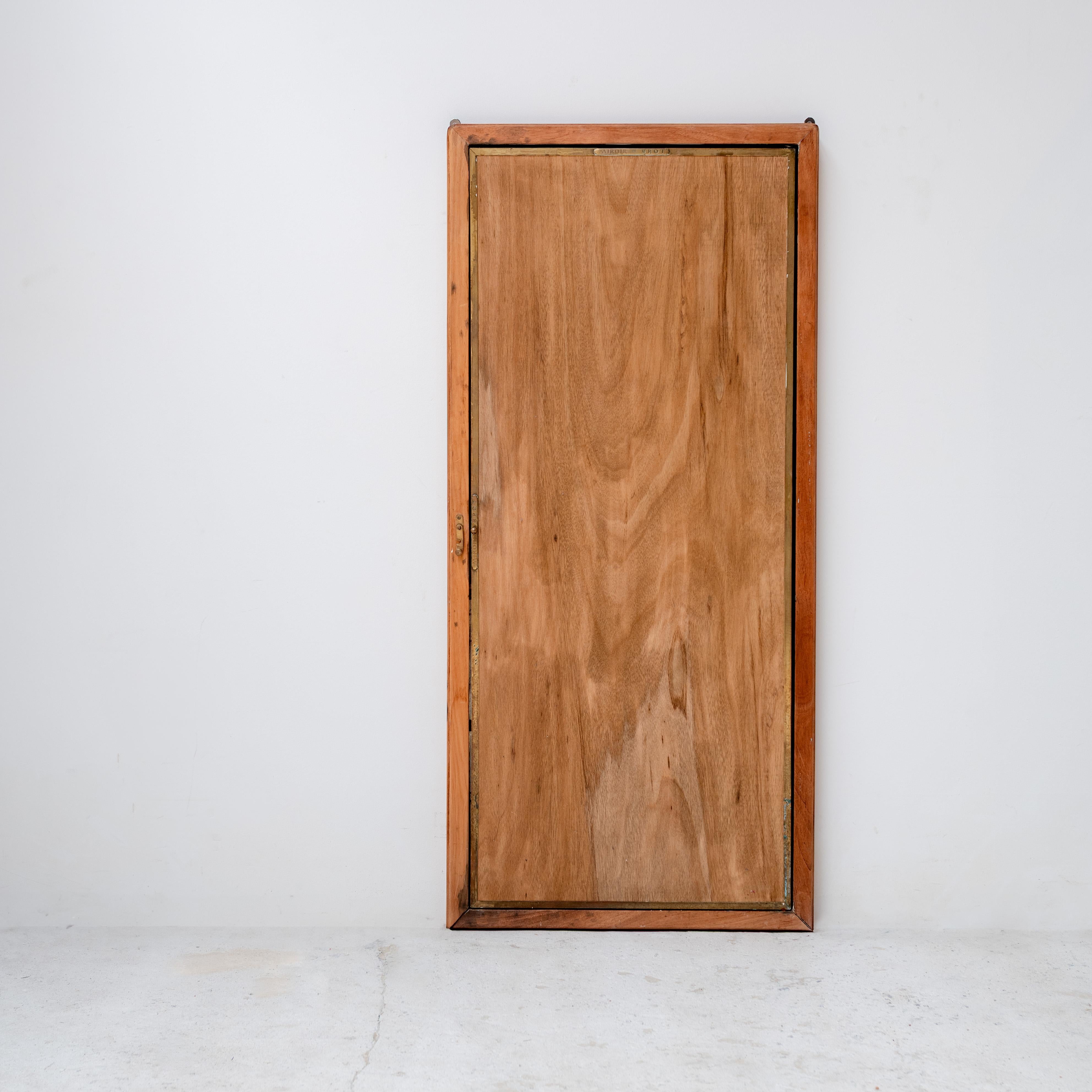 Magnifique miroir mural pliant vintage à trois panneaux.

La pièce est composée d'un cadre en bois massif qui s'ouvre pour révéler trois grands panneaux en miroir avec des garnitures en laiton. Le design permet aux miroirs latéraux de se replier ou