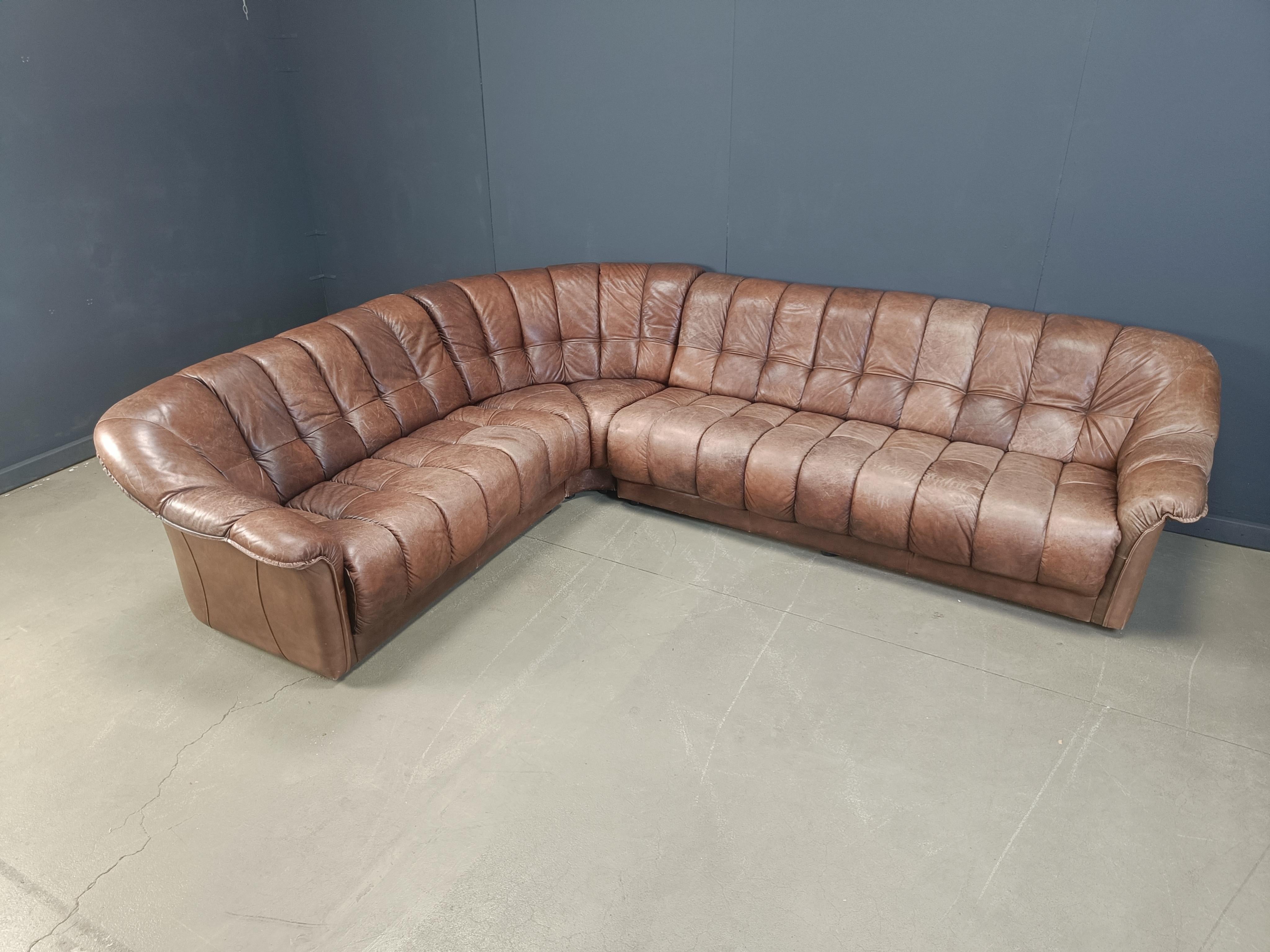Mid century leather sofa consisting of three parts.

Beautiful thick and comfy segmented leather sofa with a very nice stitching, especially on the backside.

1970s - Germany

Good condition with the right patina.

Dimensions
Height: 80cm
Width: