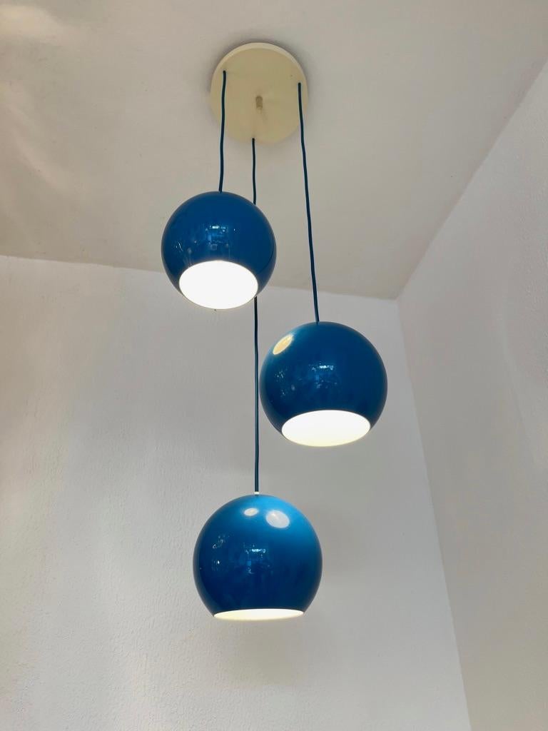 Vintage space age pendant lamp with 3 Topan spherical pendants by Verner Panton produced by Louis Poulsen, Denmark ca. 1959
Turquoise blue with new matching cotton wire. Round acrylic ceiling base.
Each shere without wire : D 21 x H 19 cm
Total