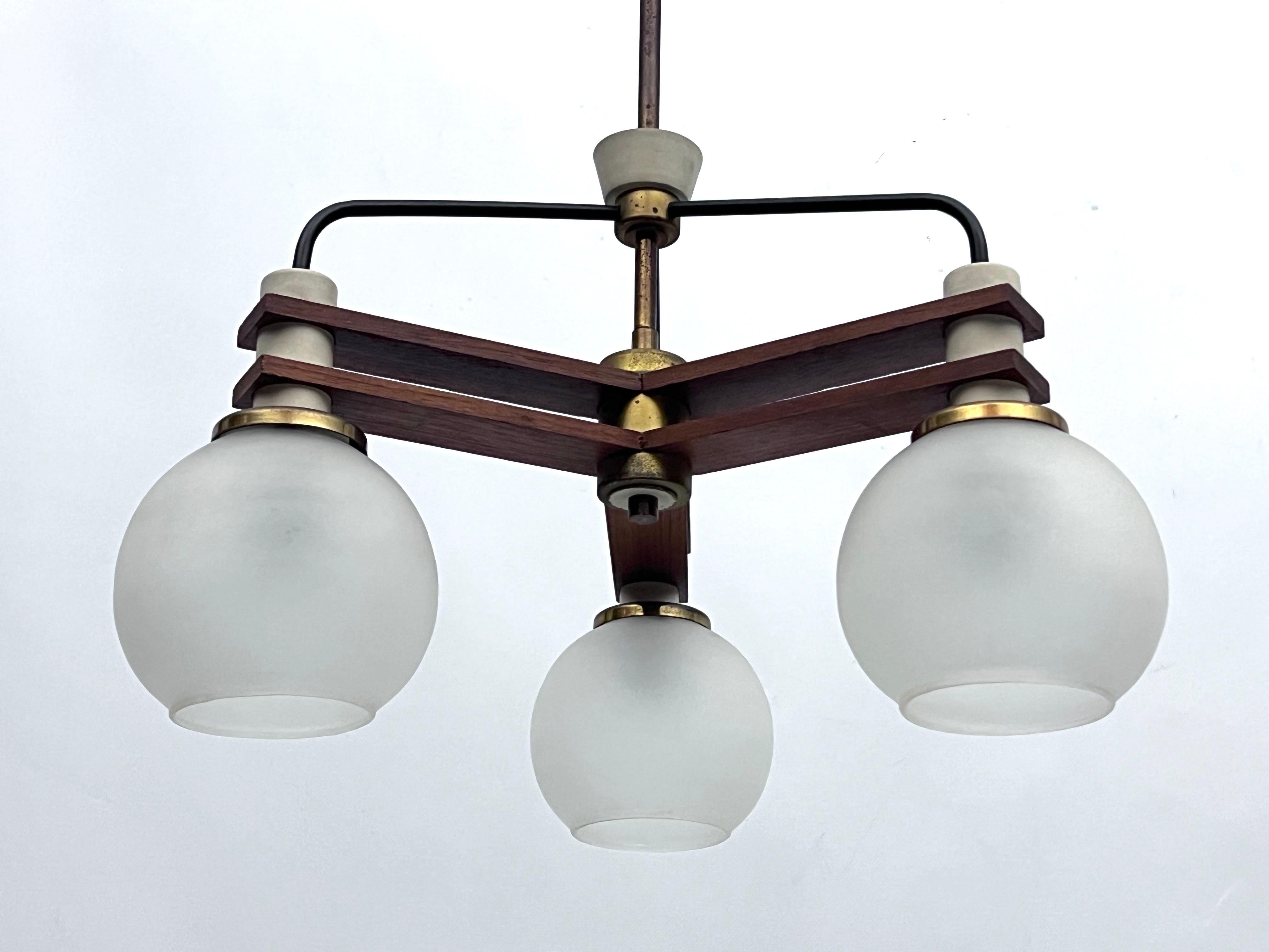 Fair vintage condition with trace of age and use for this Italian three arms chandelier produced during the 50s. Glasses with no cracks or chips, brass and lacquer with patina. Full working with EU standard, adaptable on demand for USA standard.
