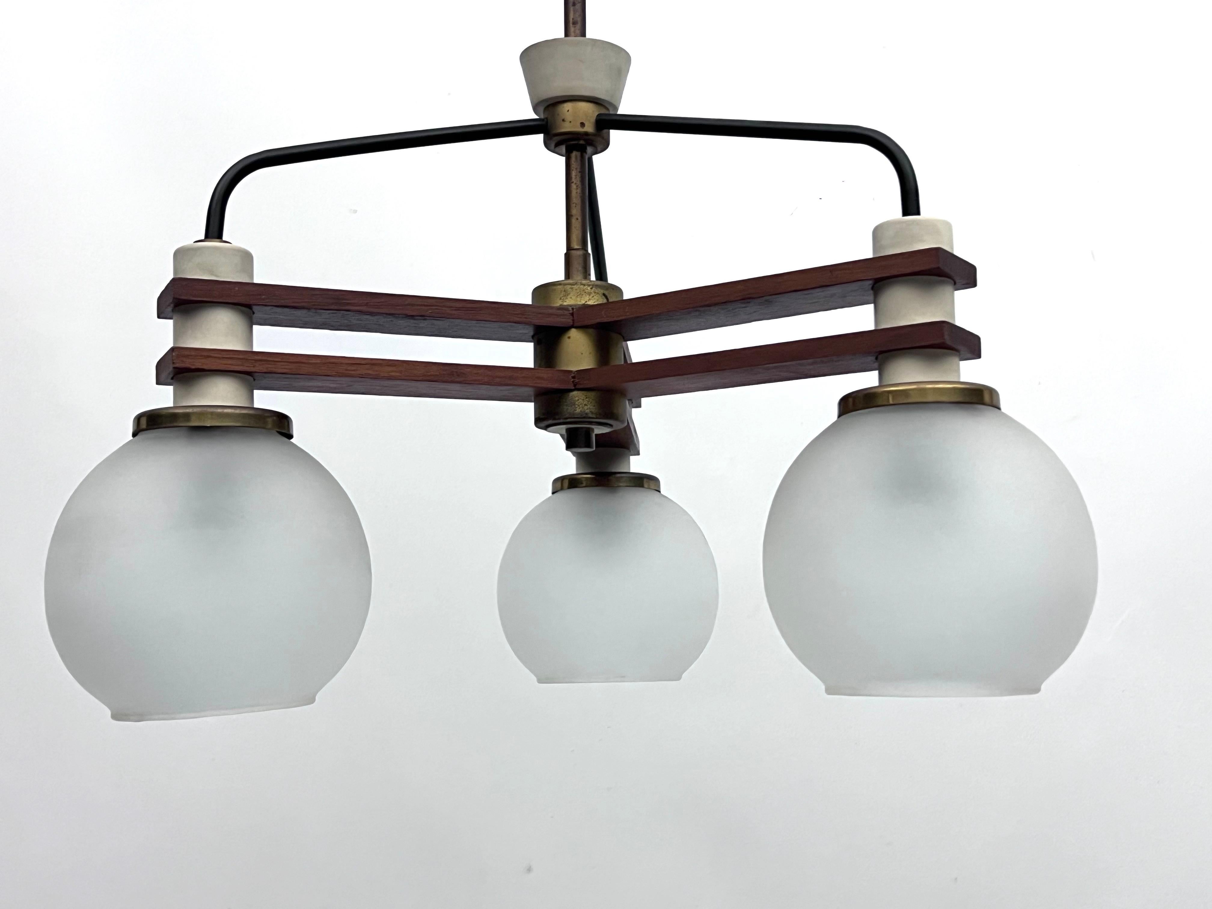 Vintage three satin glasses chandelier. Italy 1950s In Good Condition For Sale In Catania, CT