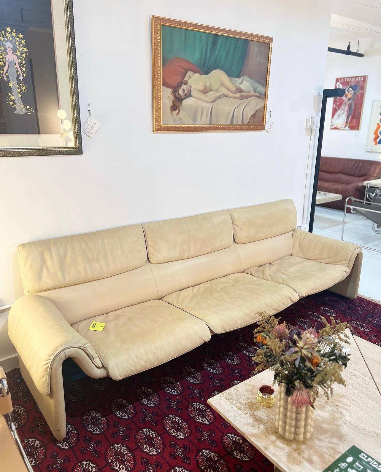 Vintage Three Seater Leather Sofa in the Style of De Sede DS 2011 In Good Condition For Sale In Brooklyn, NY