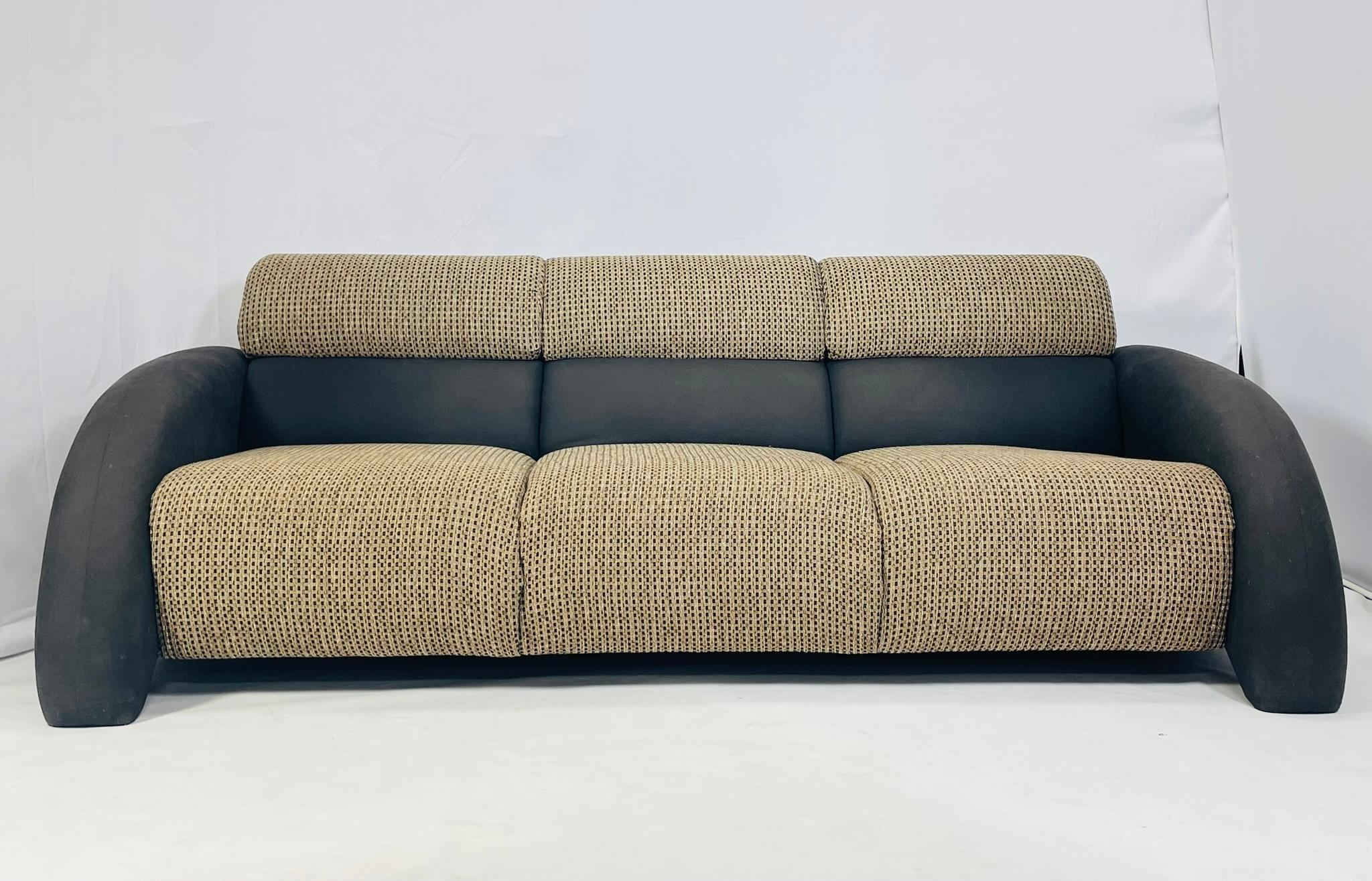 Dreisitziges Vintage-Sofa, entworfen von Vladmir Kagan und hergestellt von Weiman Furniture.

Das Stück hat schöne skulpturale Linien und behält den Originalstoff und das Weiman-Tag bei.

Abmessungen:
92 Zoll breit x 39,25 Zoll tief x 32 Zoll hoch x