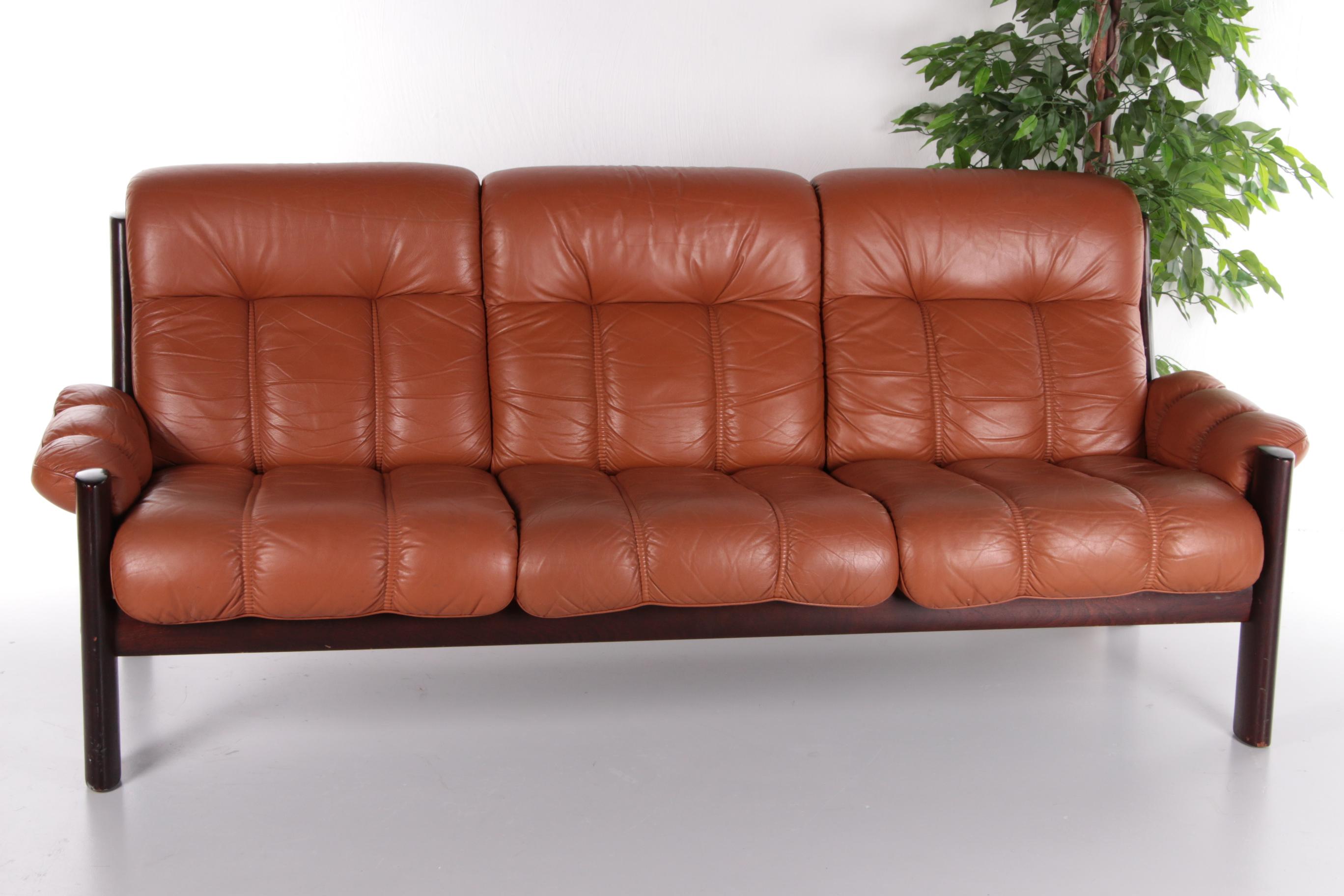 Vintage three seater sofa from Ekornes by Stressless 1970s


This is a beautiful vintage sofa, a 3 seater, made of dark teak wood with leather cushions.

These cushions are still very comfortable and can last for years to come.

Ekornes
