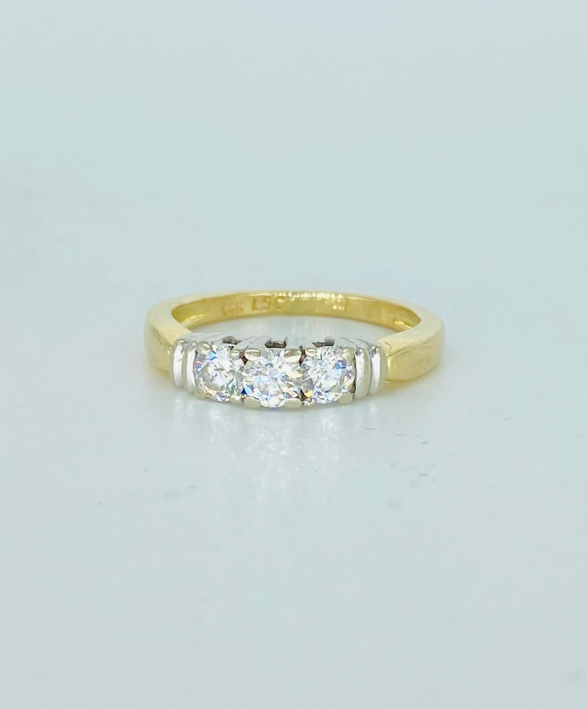 Vintage Three-Stone 0.60 Carat Diamond Ring 14k Gold In Excellent Condition For Sale In Miami, FL