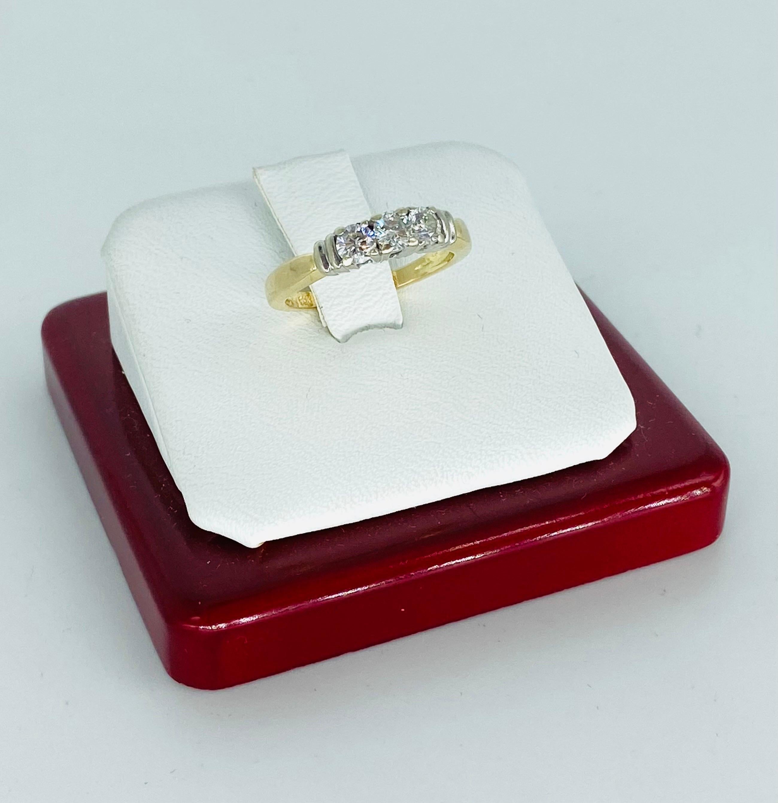 Vintage Three-Stone 0.60 Carat Diamond Ring 14k Gold For Sale 1