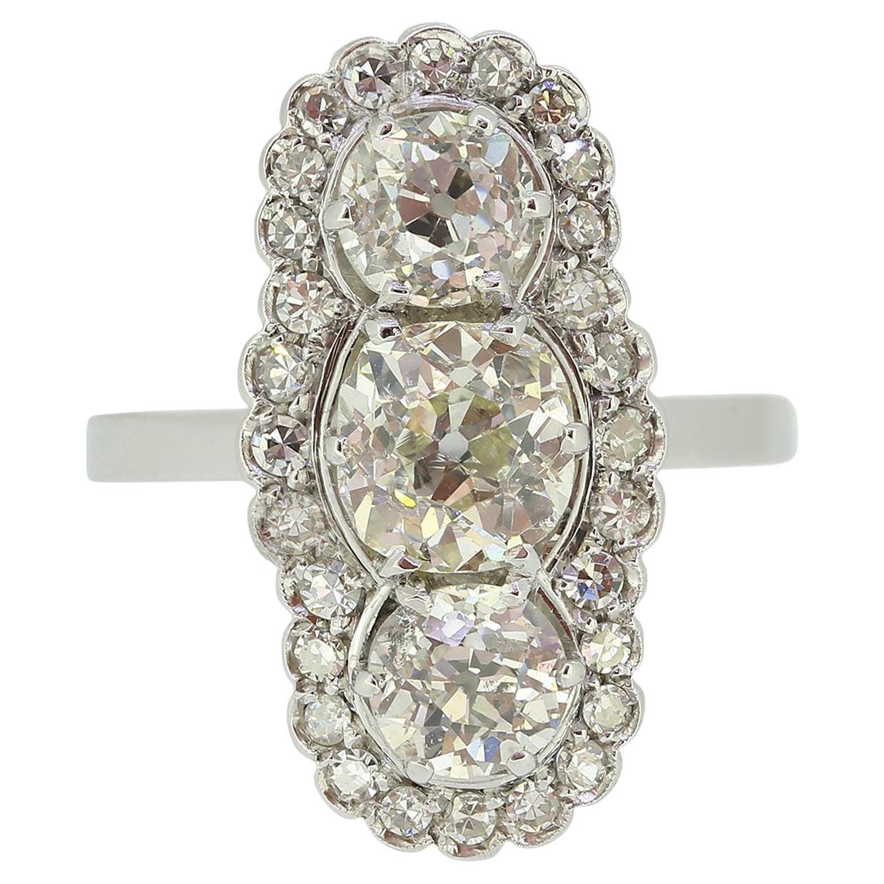 Bague de robe édouardienne à trois pierres et diamants en vente