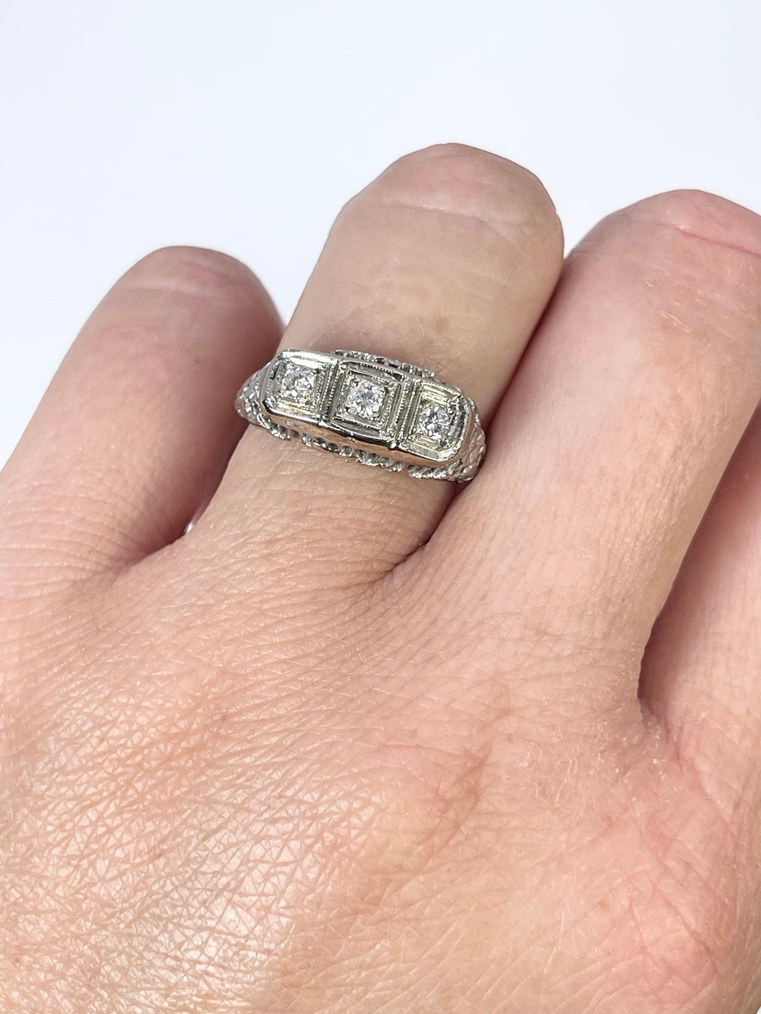 Vintage Three Stone Diamond Ring 14kt White Gold Old Diamonds Antique In Good Condition For Sale In Jupiter, FL