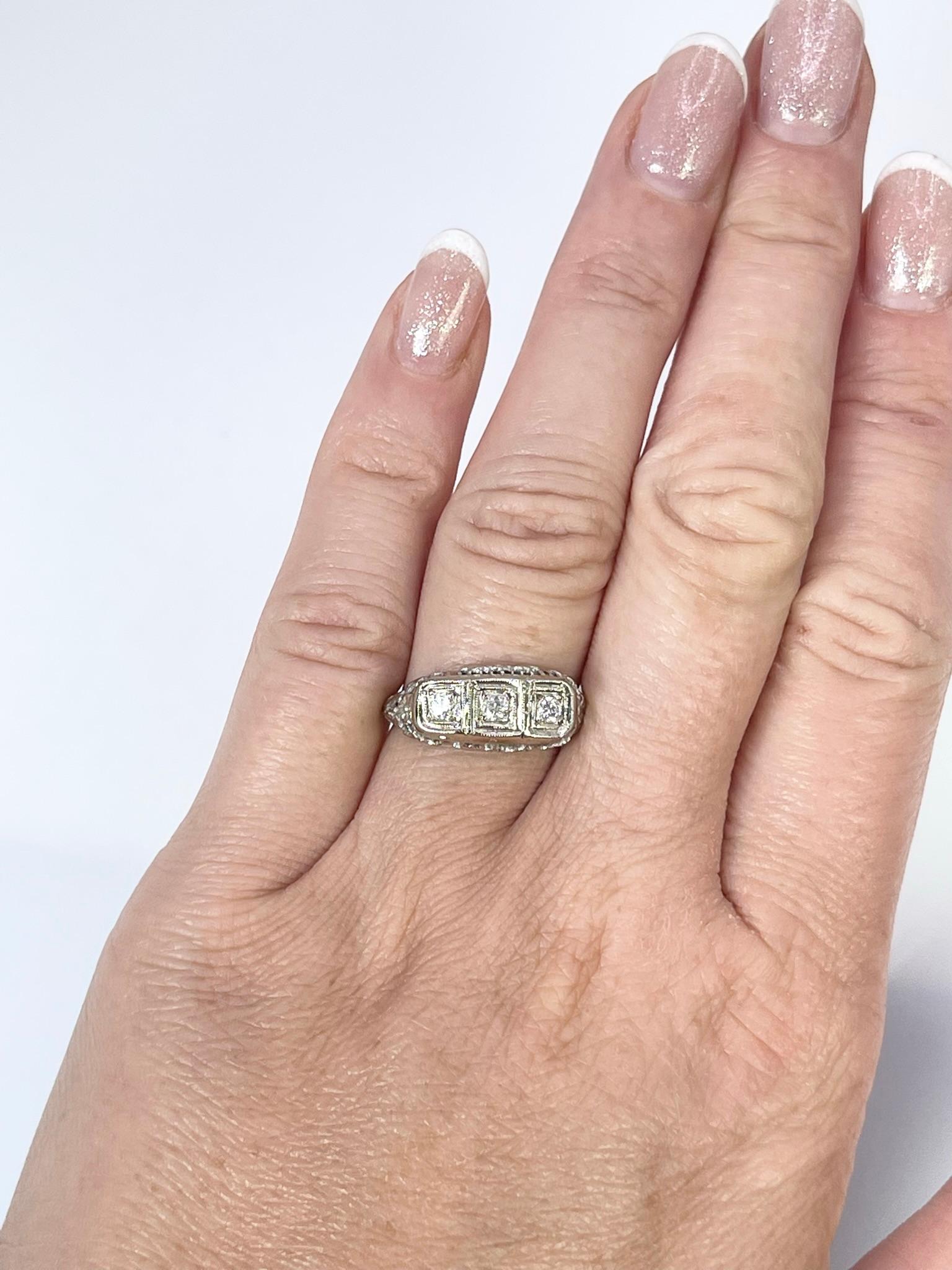 Bague vintage  trois pierres en or blanc 14 carats avec diamants anciens Pour femmes en vente