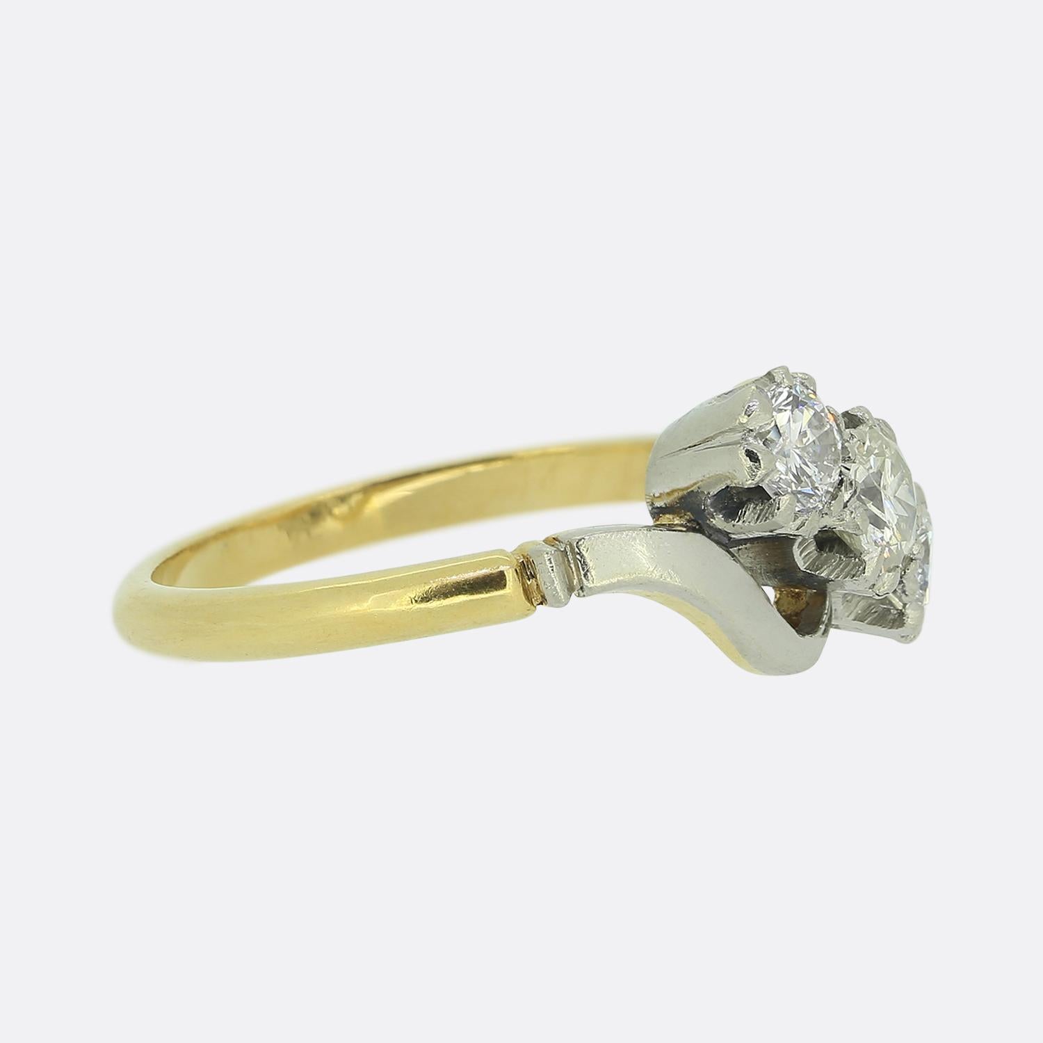 Anillo vintage de diamantes de tres piedras Corte redondo en venta