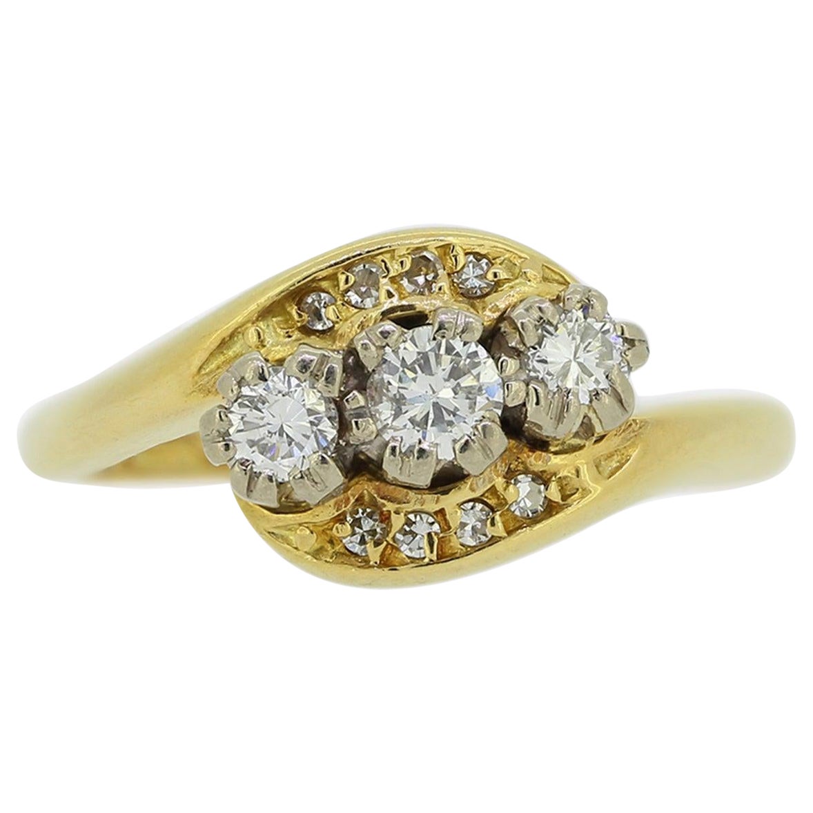 Bague vintage à trois pierres et diamants