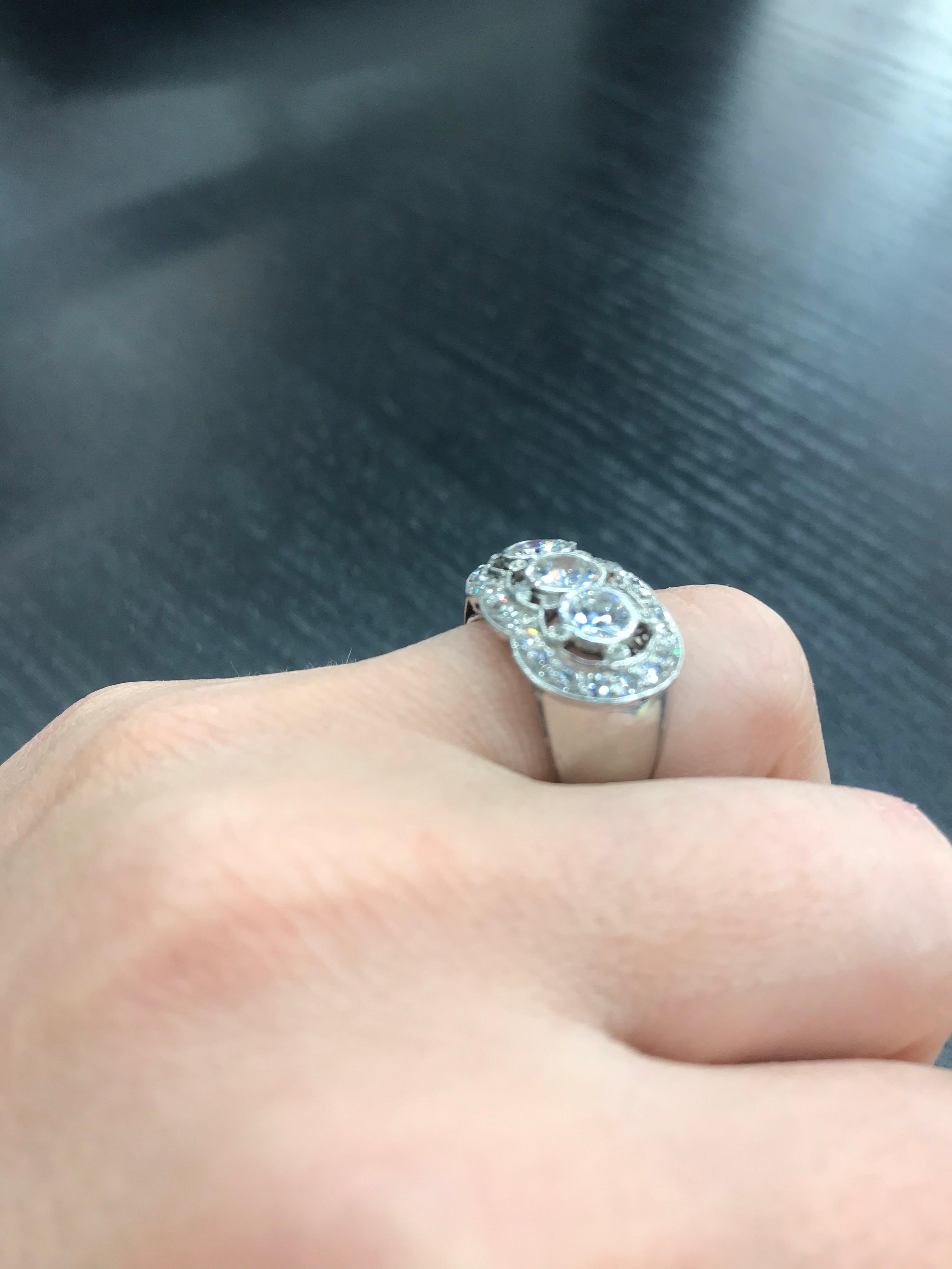 Bague vintage à trois pierres en platine et diamants de 2 carats en vente 4