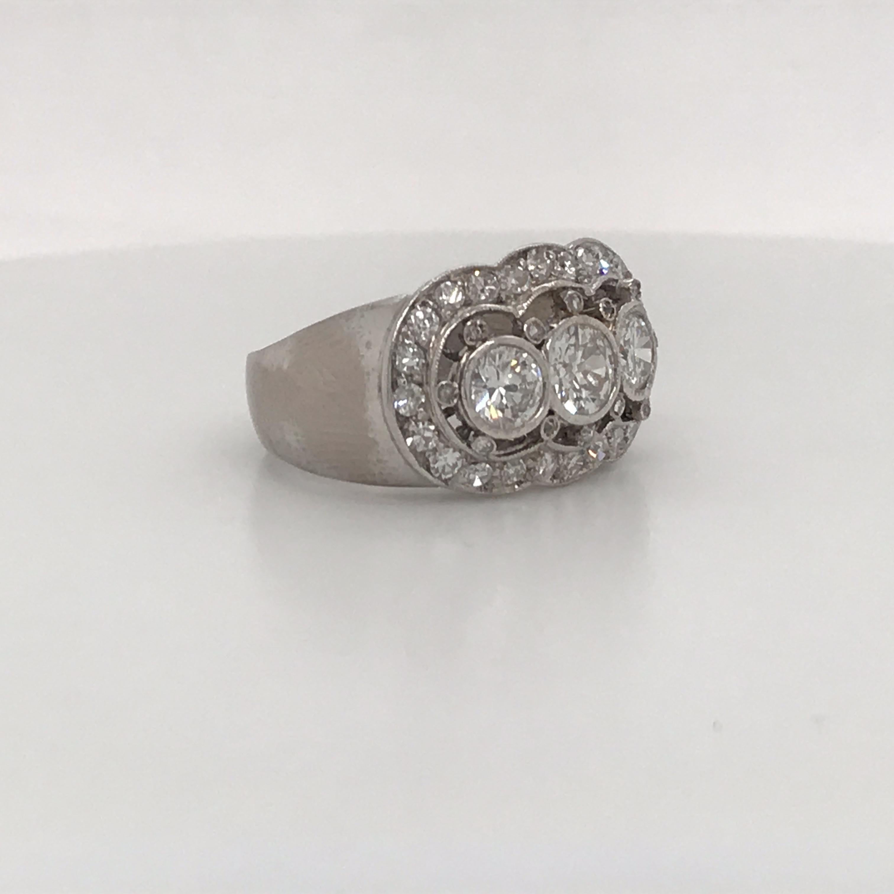 Bague vintage à trois pierres en platine et diamants de 2 carats Excellent état - En vente à New York, NY