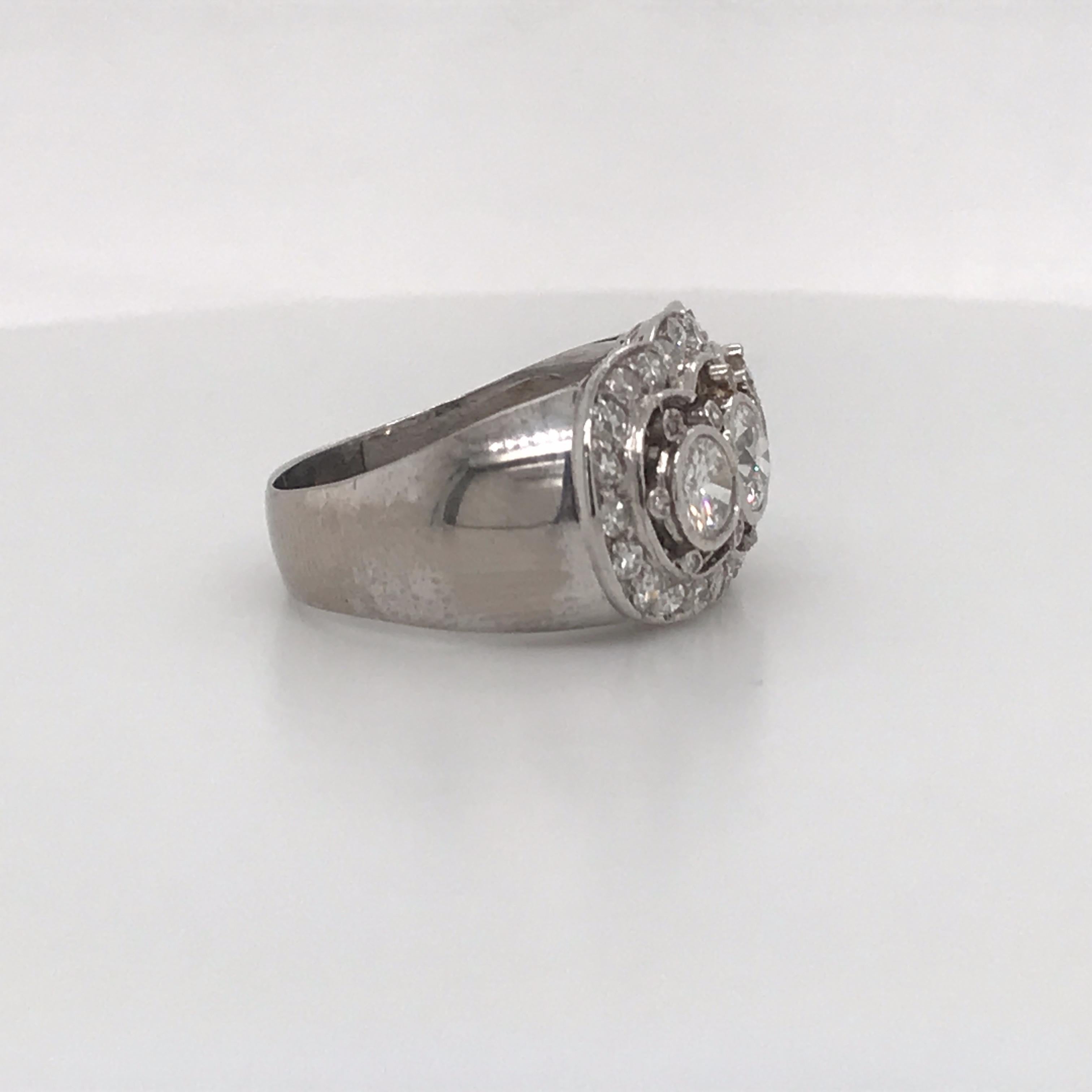 Bague vintage à trois pierres en platine et diamants de 2 carats Pour femmes en vente