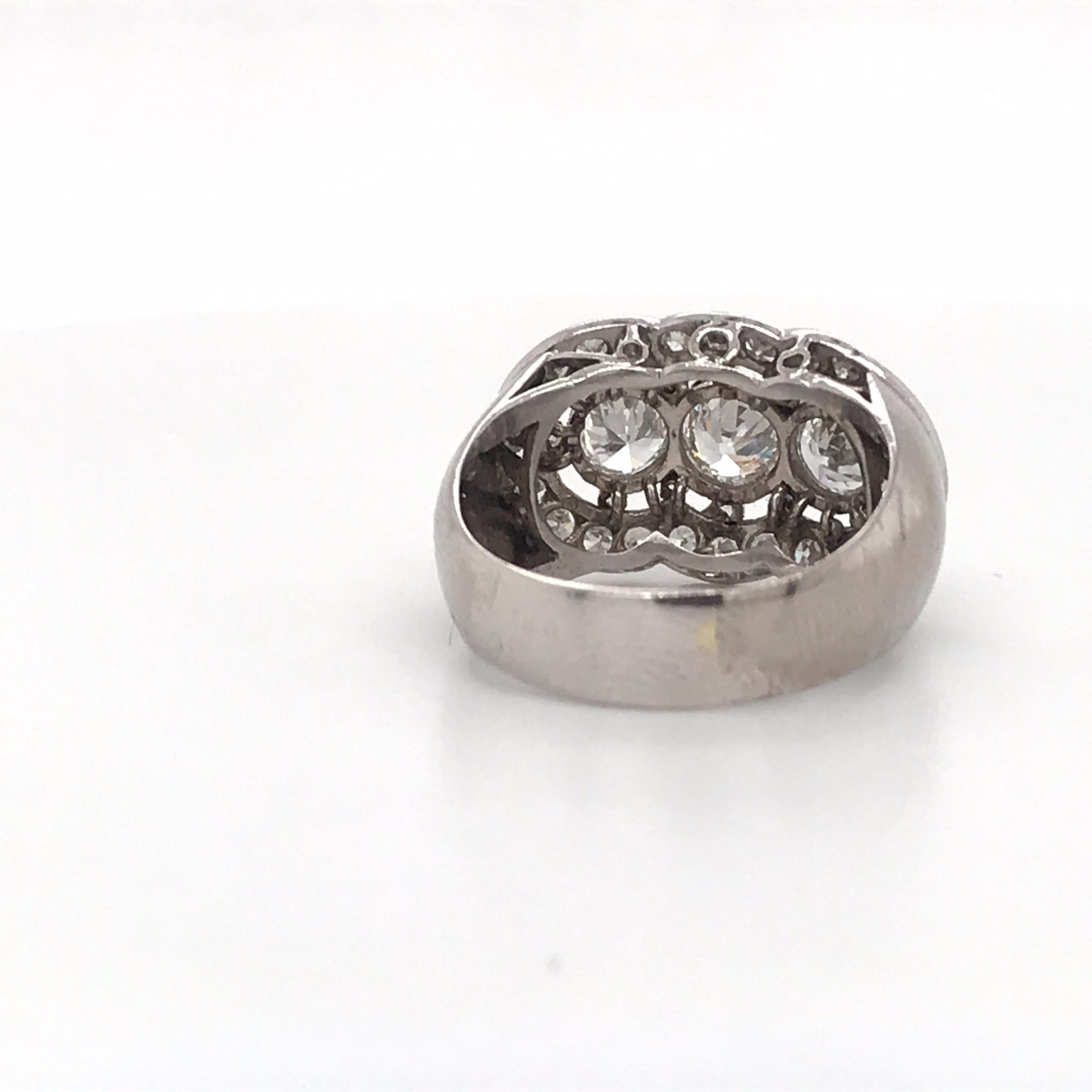 Anillo de diamantes vintage de tres piedras en platino de 2 quilates en venta 1
