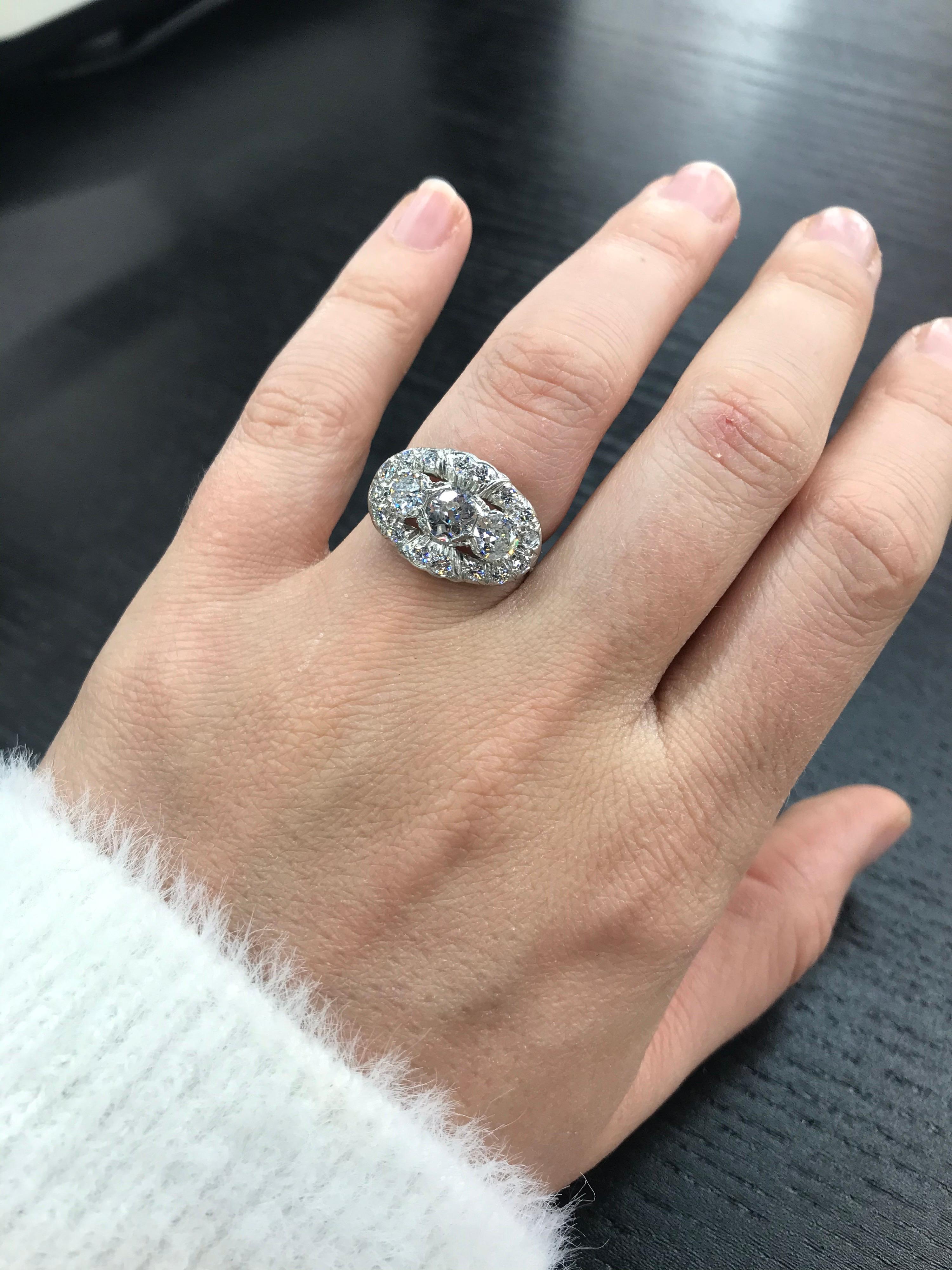 Bague vintage à trois pierres en platine et diamants de 2 carats en vente 2