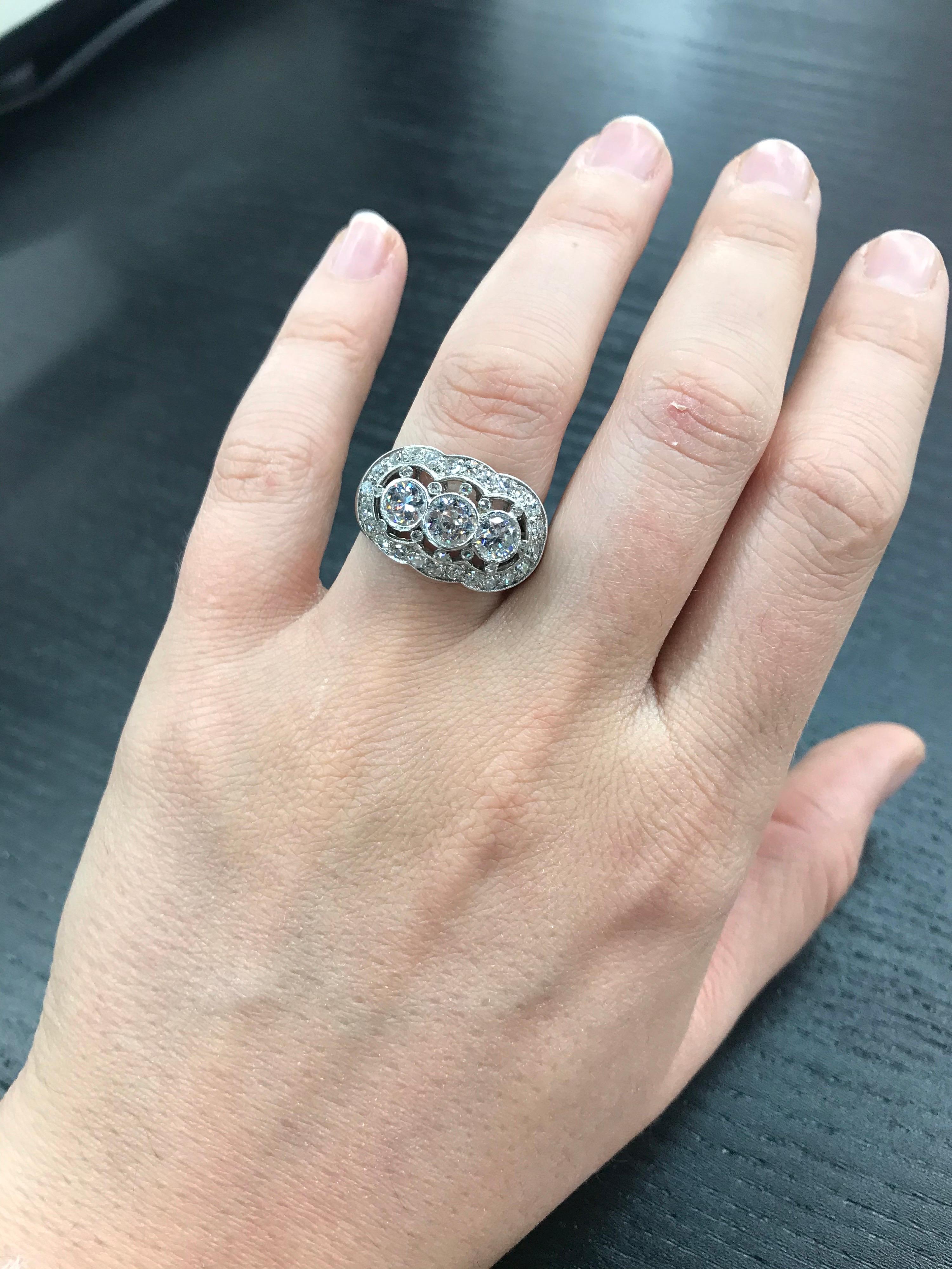 Bague vintage à trois pierres en platine et diamants de 2 carats en vente 3