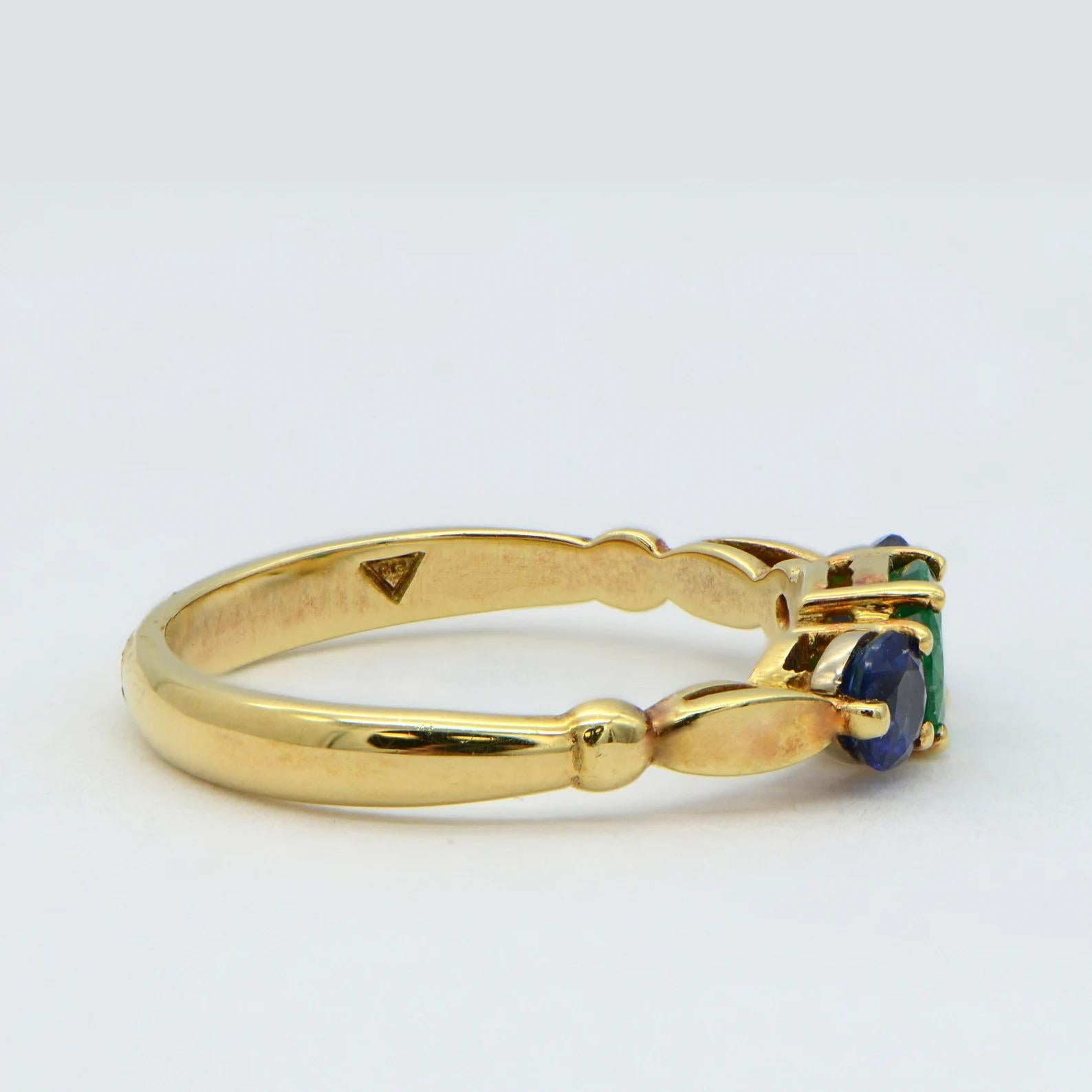 Vintage Three Stone Emerald and Sapphire Engagement Ring 18K Yellow Gold In Good Condition For Sale In New York, NY