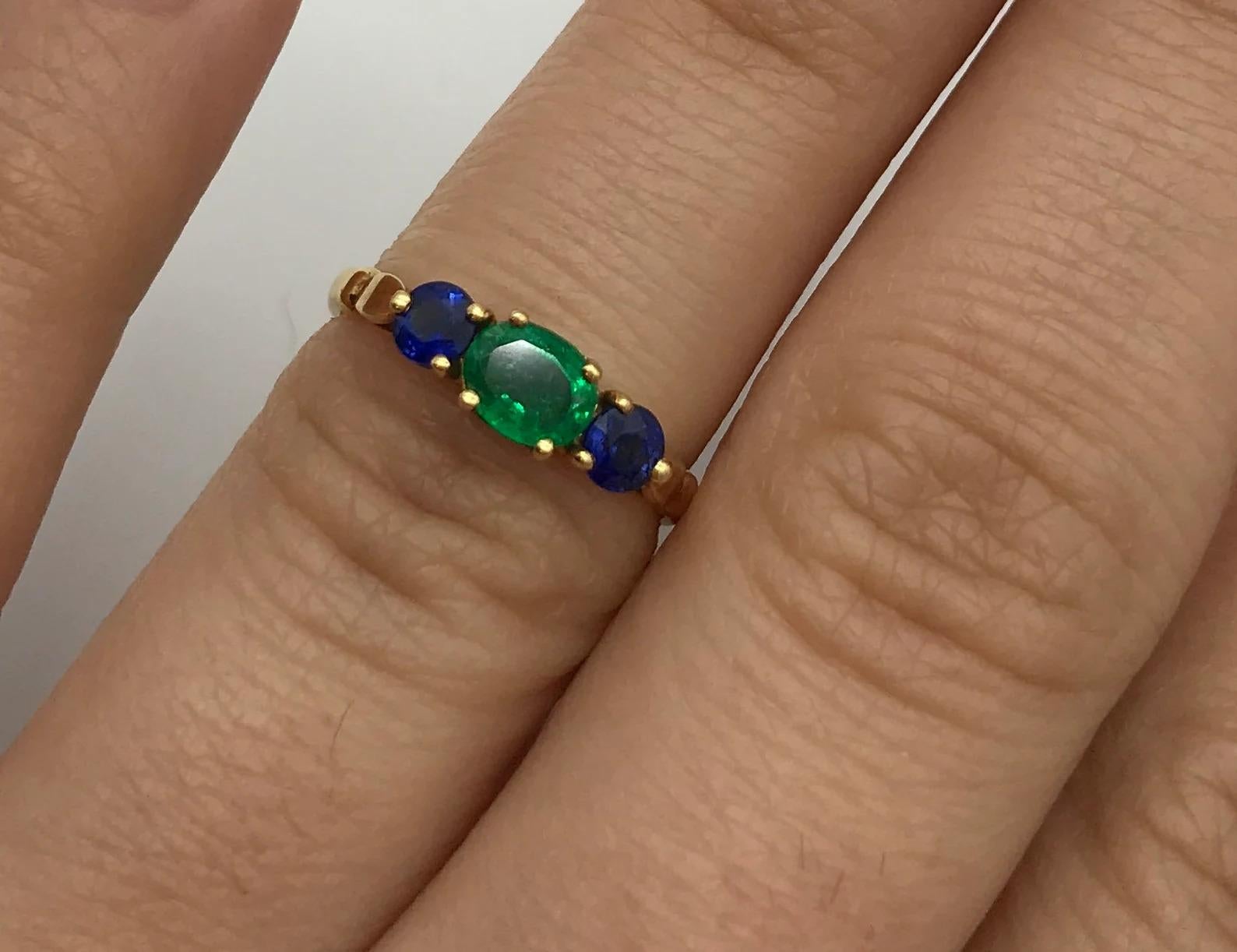 Women's Vintage Three Stone Emerald and Sapphire Engagement Ring 18K Yellow Gold For Sale