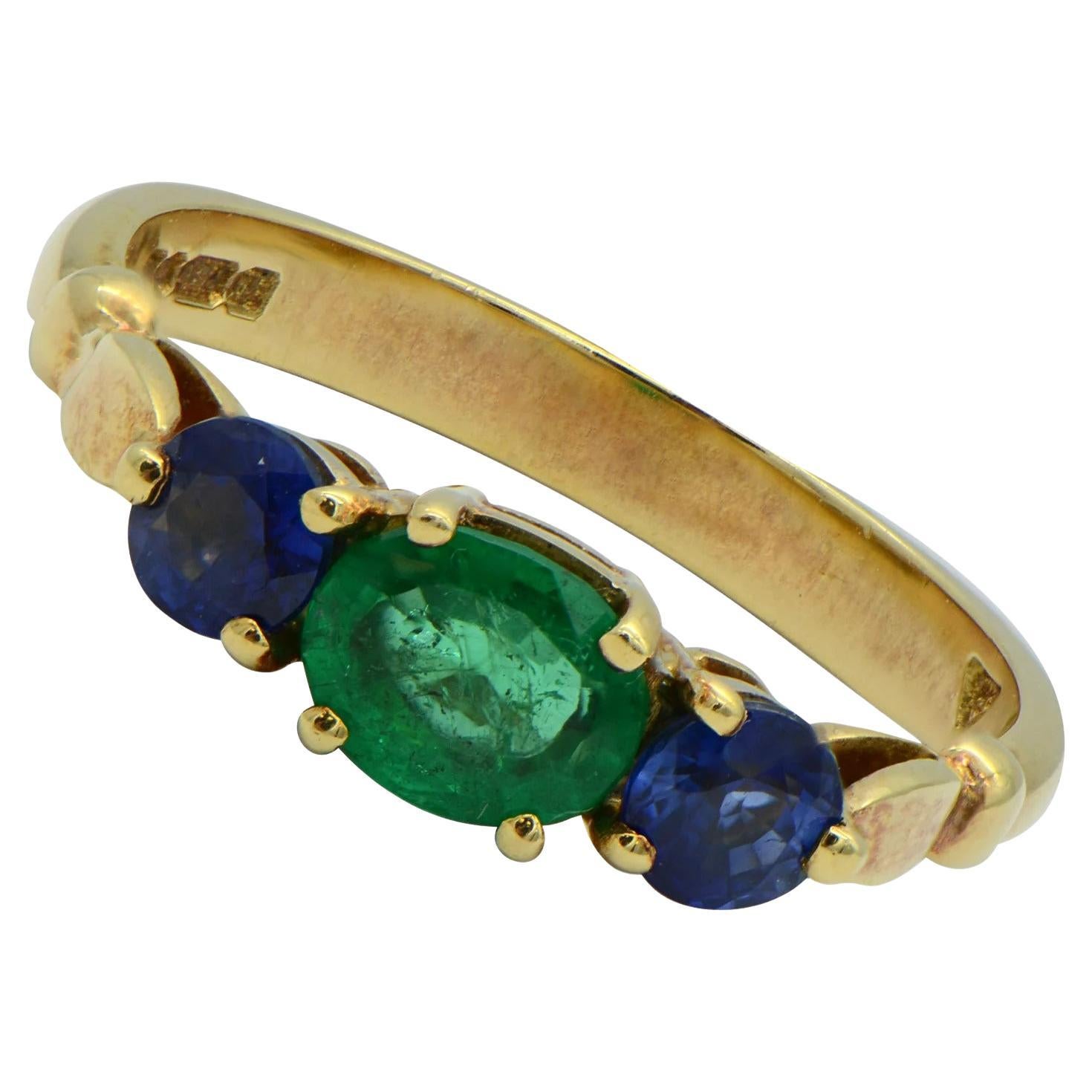 Vintage Three Stone Emerald and Sapphire Engagement Ring 18K Yellow Gold For Sale