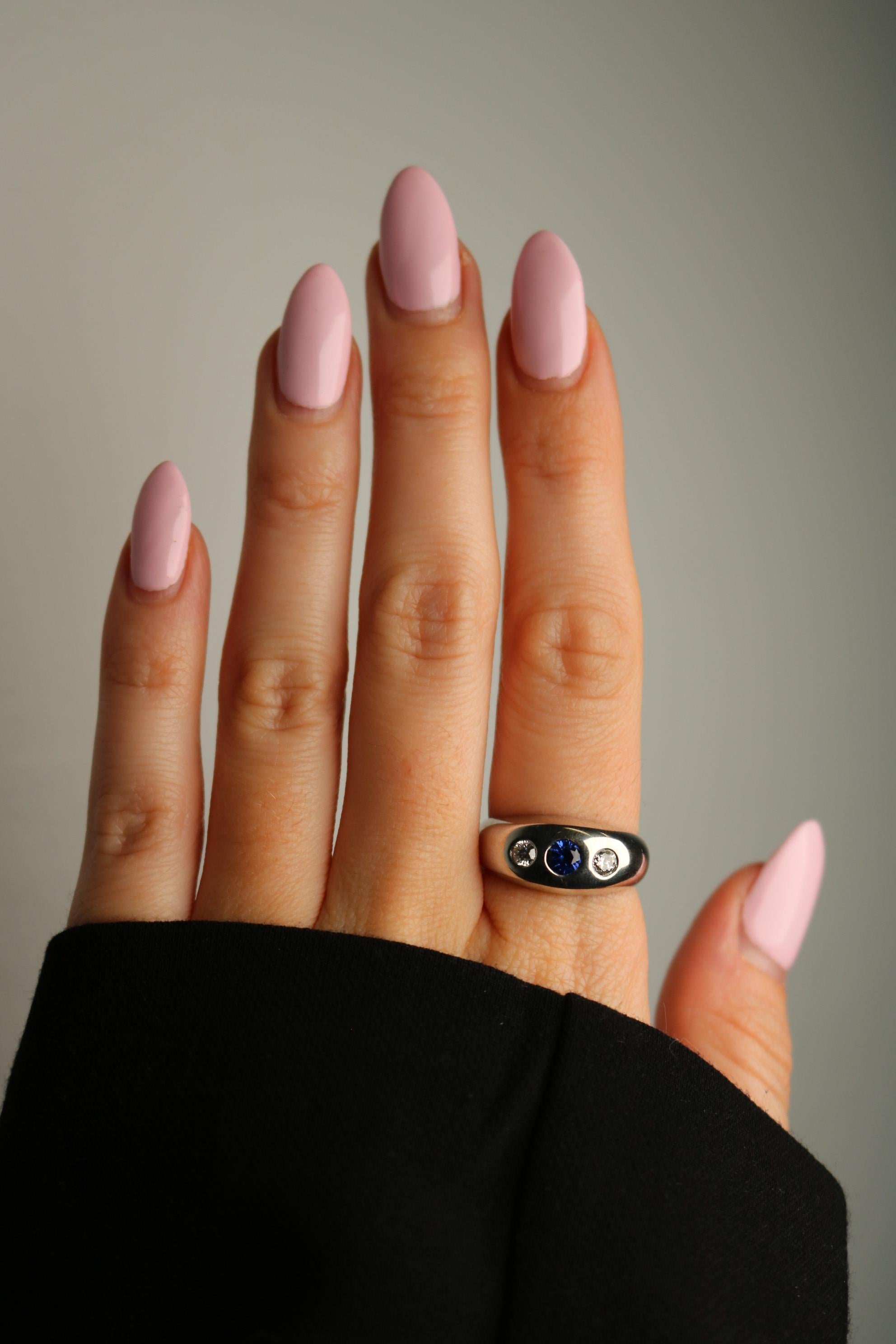 Bague gitane vintage à trois pierres avec saphirs et diamants en or blanc 14 carats

Cette bague Art déco allie lignes épurées et détails classiques. Fabriqué en or blanc 14k, il est orné au centre d'un saphir de taille ronde de ~0,28 carat. Le bleu