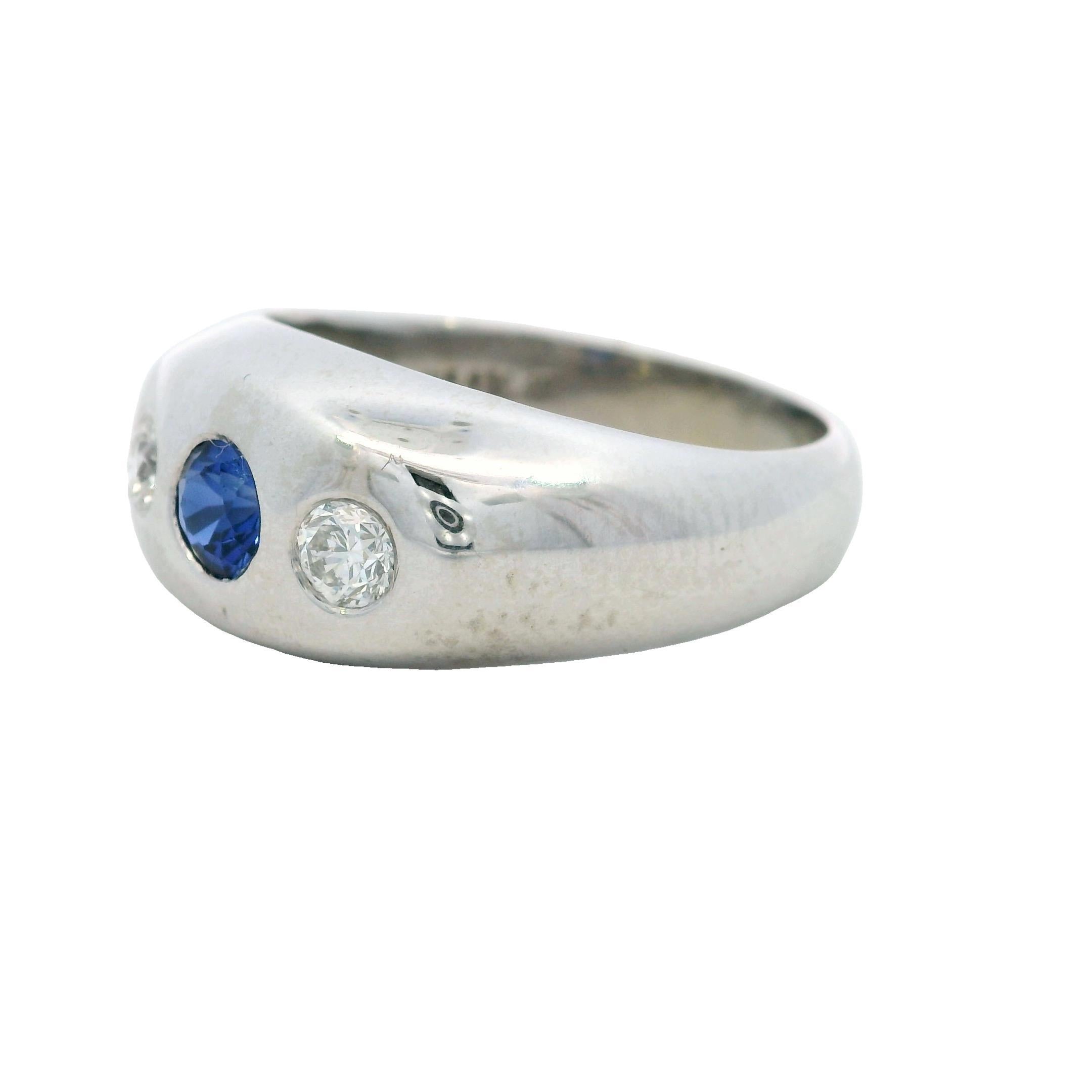 Taille ronde Bague gitane vintage à trois pierres avec saphirs et diamants en or blanc 14 carats en vente