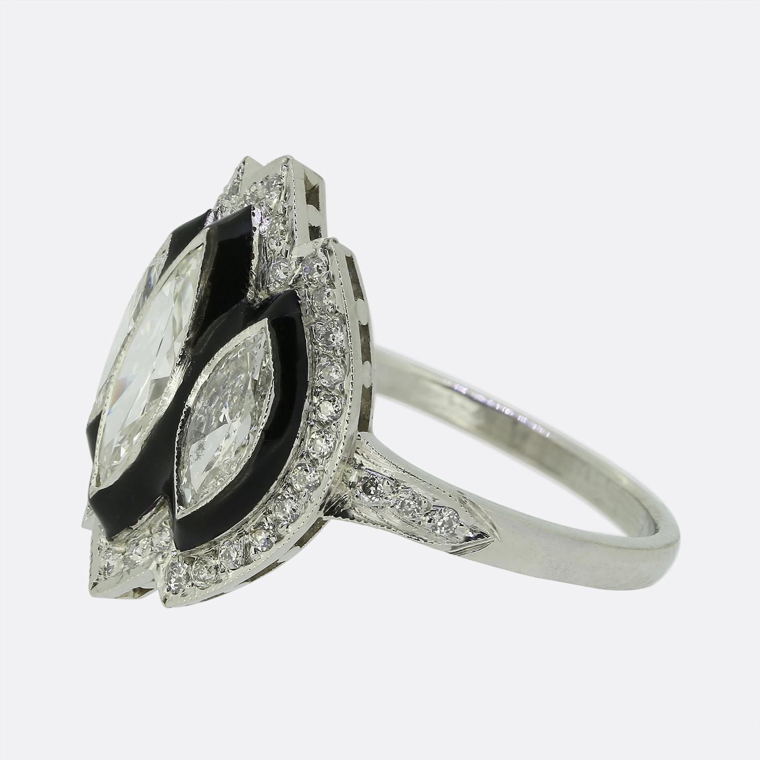 Ecco un delizioso anello con tre pietre e diamanti che rende sapientemente omaggio allo stile Art Deco. Questo pezzo vintage in platino presenta tre diamanti con taglio a marquise, con il diamante centrale affiancato da due pietre leggermente più