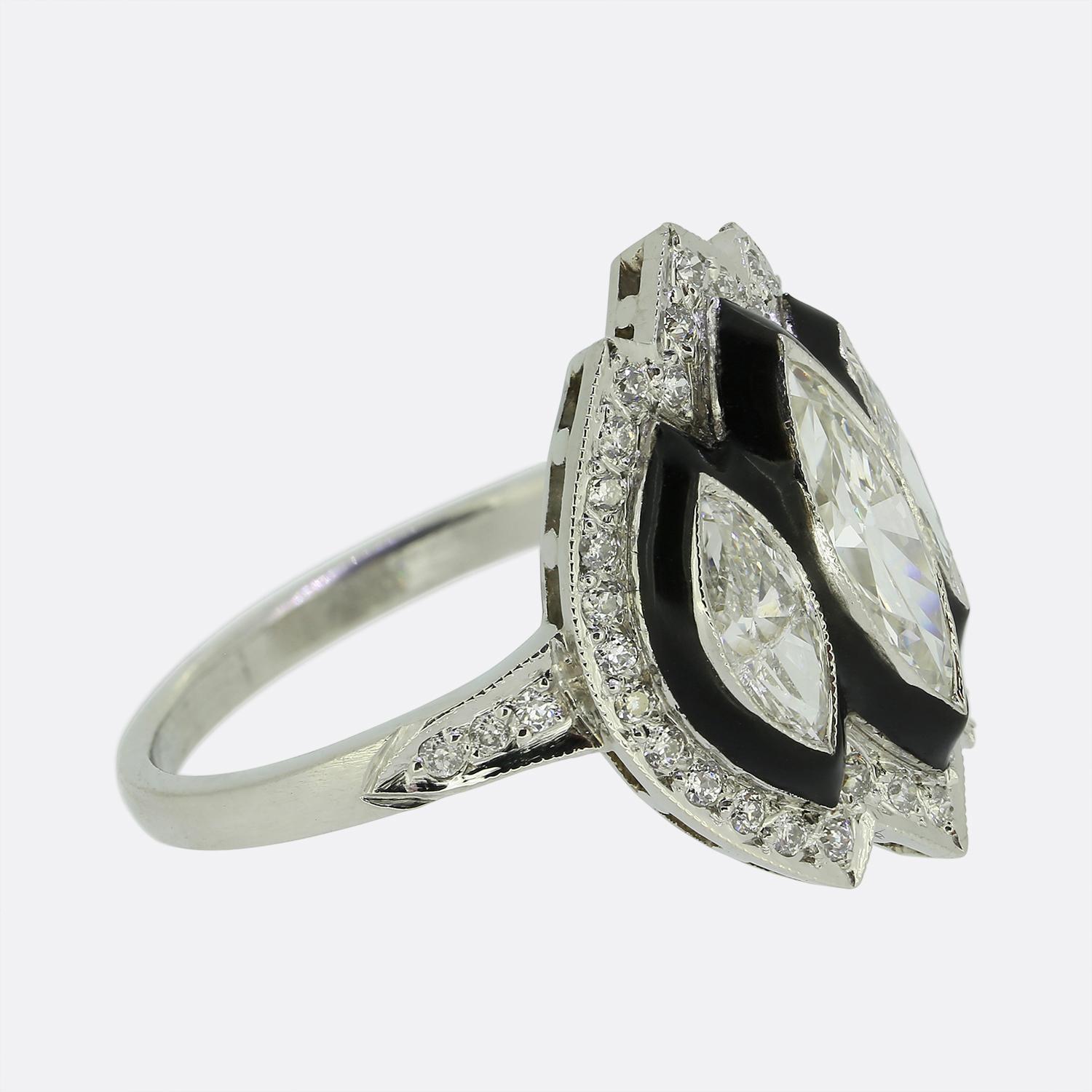 Art Déco Anello d'epoca con tre pietre, diamanti taglio marquise e smalto in vendita