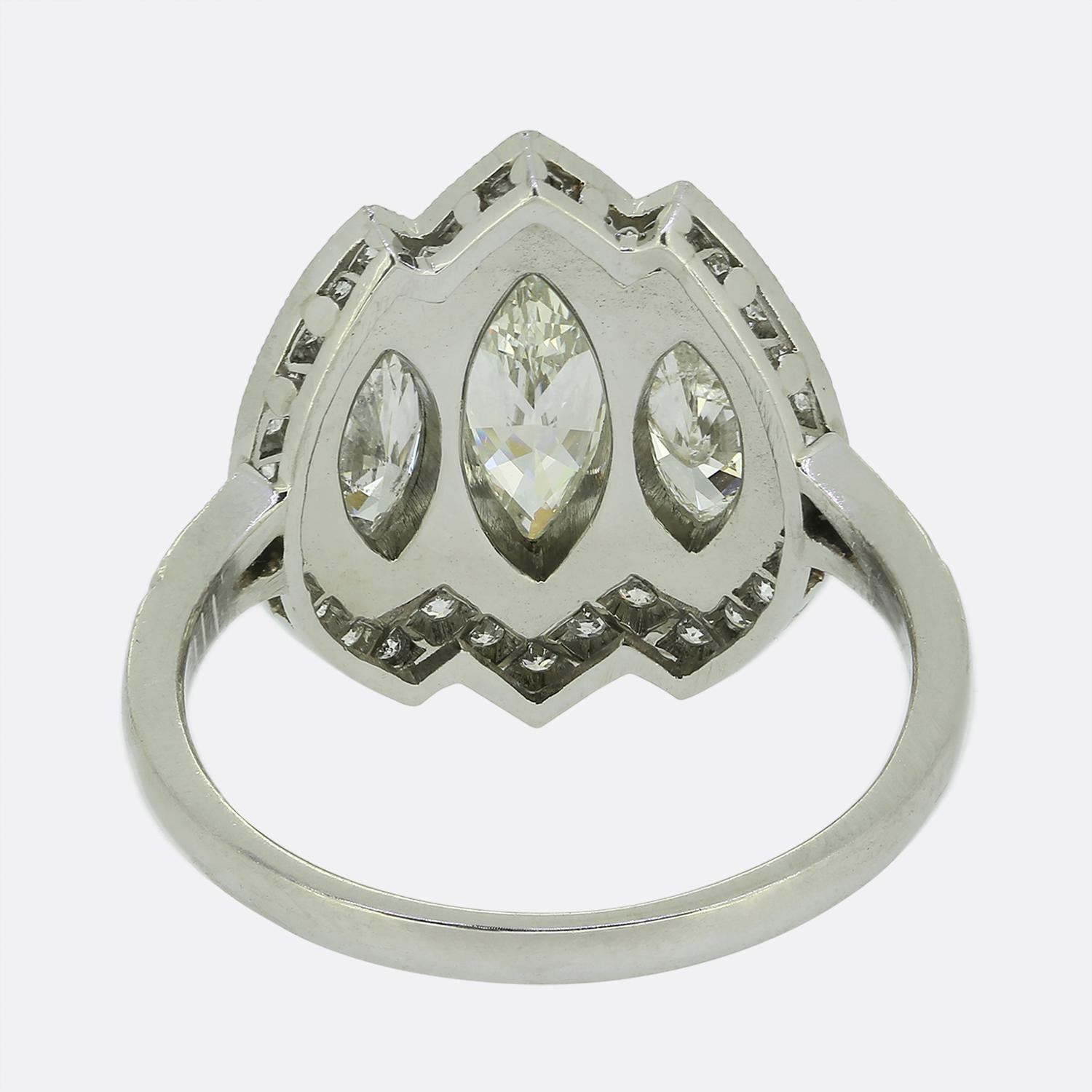 Taglio marquise Anello d'epoca con tre pietre, diamanti taglio marquise e smalto in vendita