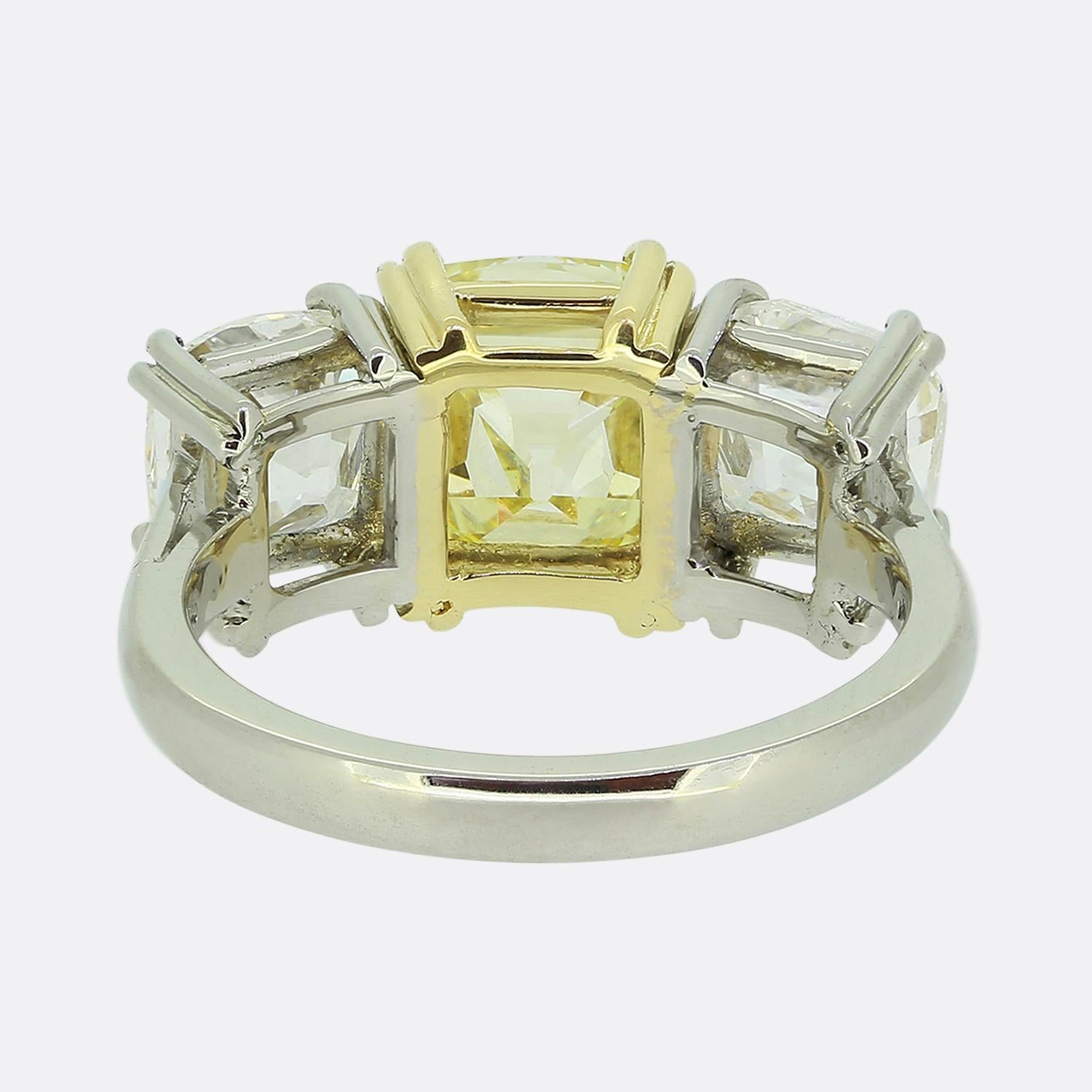 Vintage Three-Stone Old Cut Diamond Ring In Good Condition In London, GB