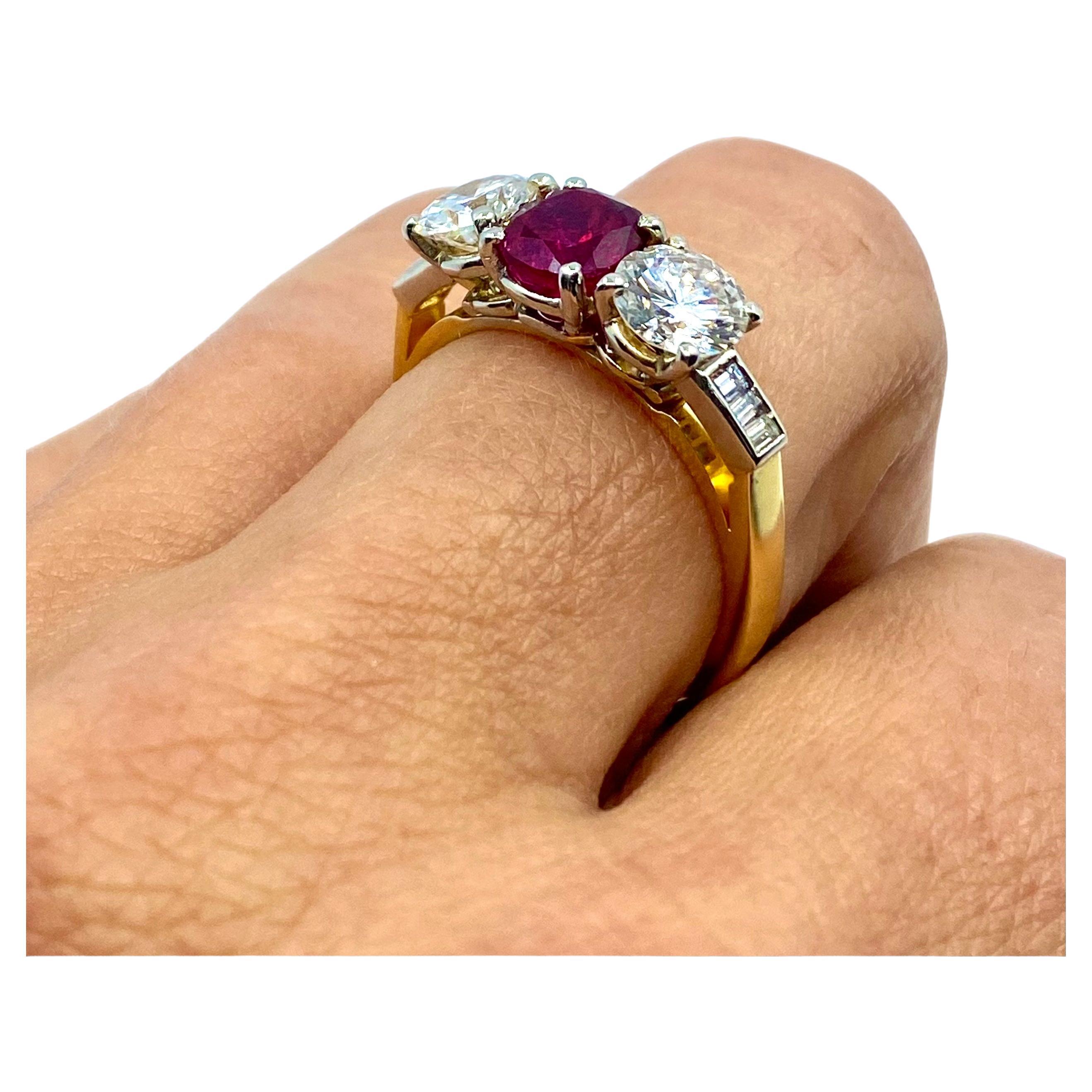 Taille ronde Bague de fiançailles vintage à trois pierres, rubis et diamants en vente