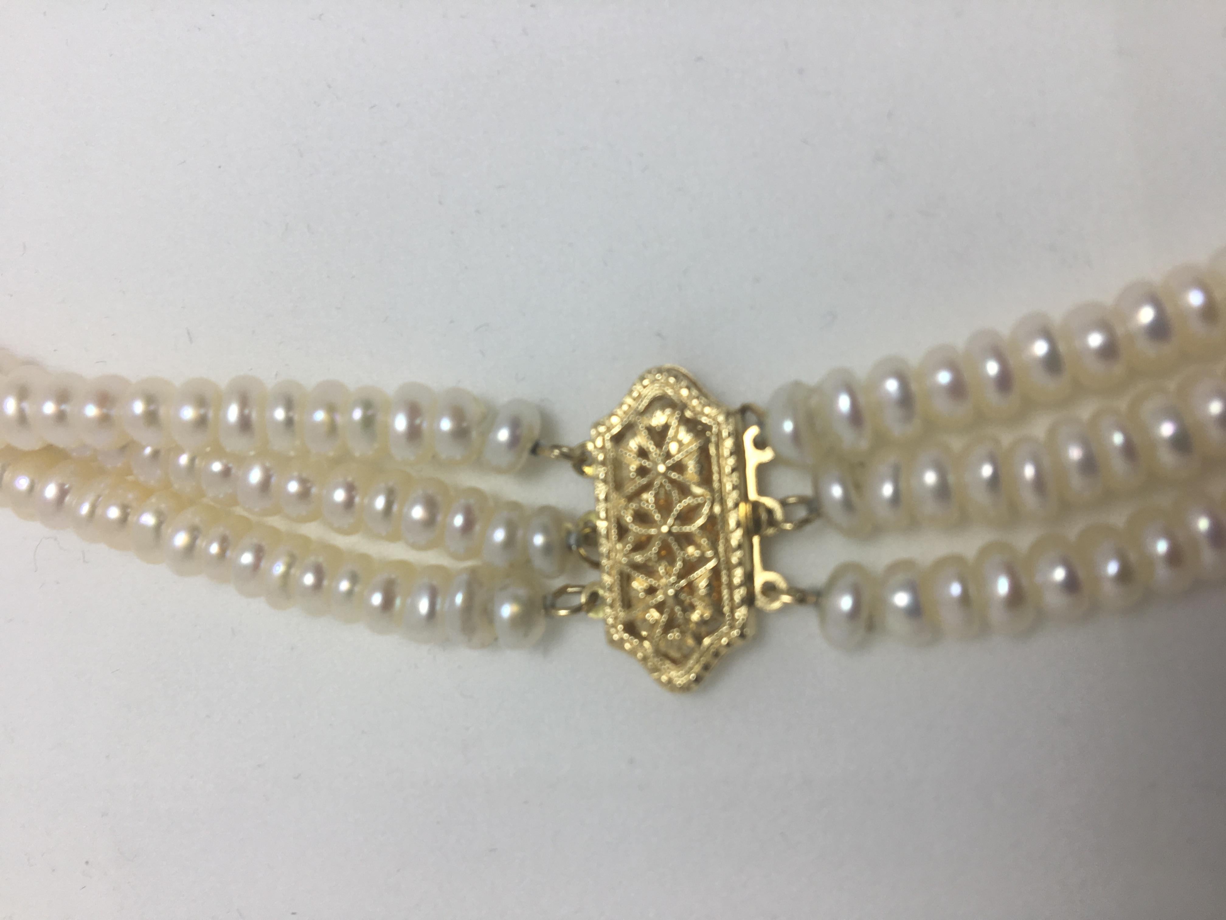 Vintage Dreistrangige Süßwasserperlen-Halskette mit Knopf im Zustand „Gut“ im Angebot in Cincinnati, OH