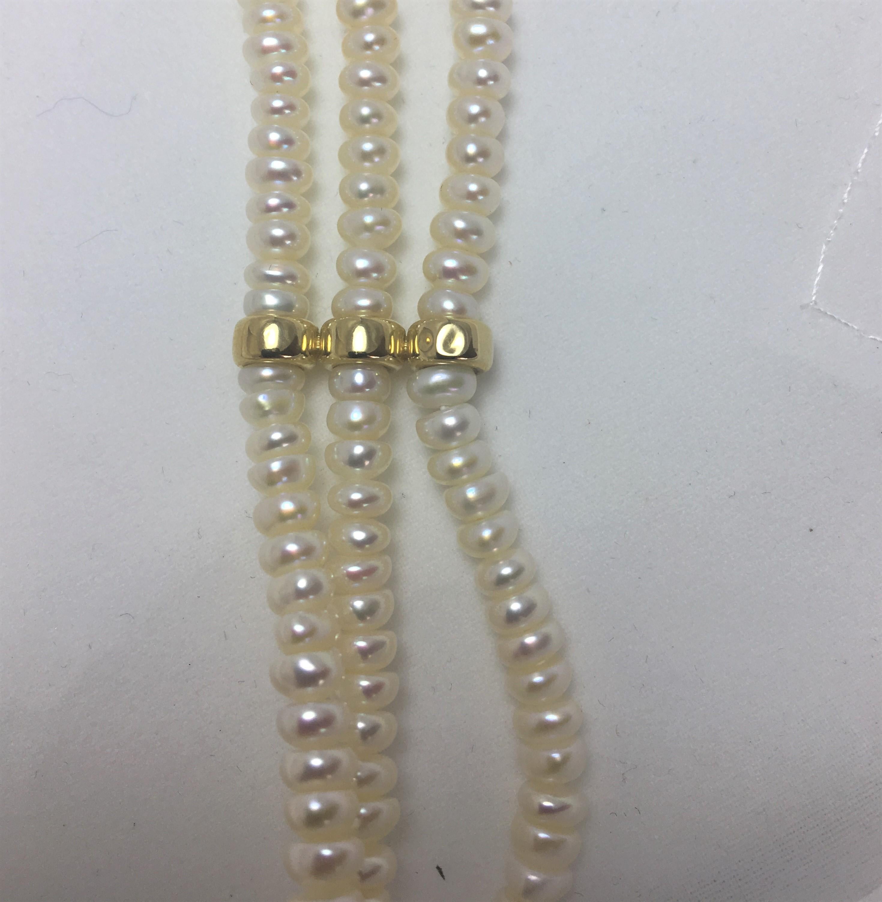 Vintage Dreistrangige Süßwasserperlen-Halskette mit Knopf für Damen oder Herren im Angebot