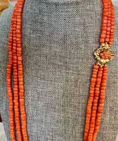 Collier vintage à trois brins en corail naturel gradué avec fermoir en or 14 carats