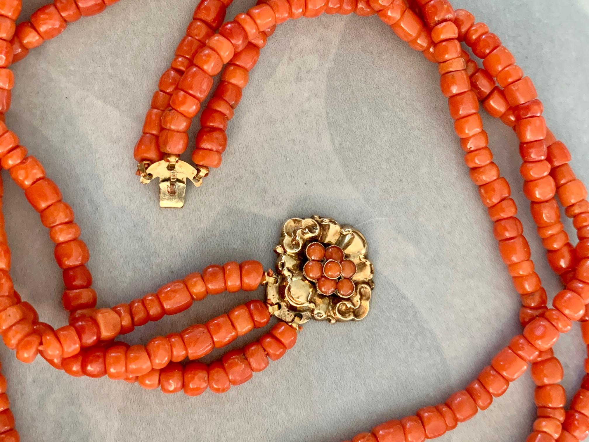 Dreireihige Halskette aus natürlicher Koralle mit Verschluss aus 14 Karat Gold im Zustand „Gut“ im Angebot in St. Louis Park, MN