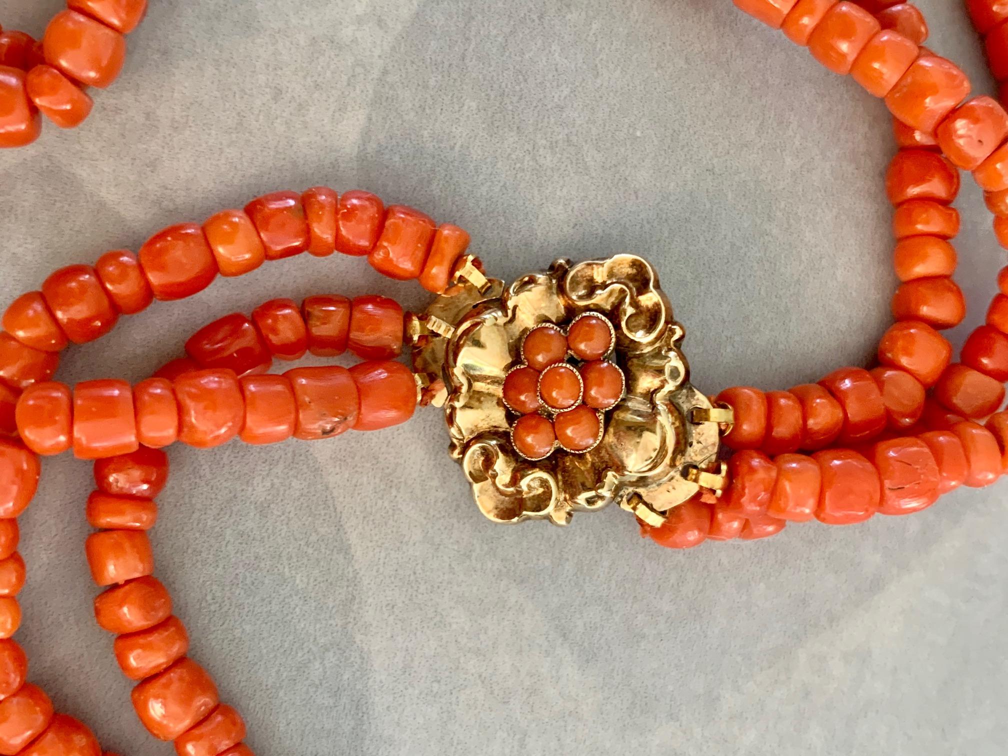 Vintage Three-Strand Graduated Natural Coral Necklace with 14 Karat Gold Clasp In Good Condition For Sale In St. Louis Park, MN