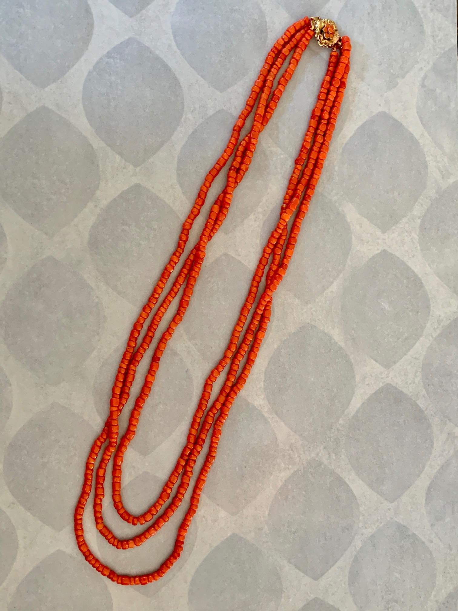 Vintage Three-Strand Graduated Natural Coral Necklace with 14 Karat Gold Clasp For Sale 1