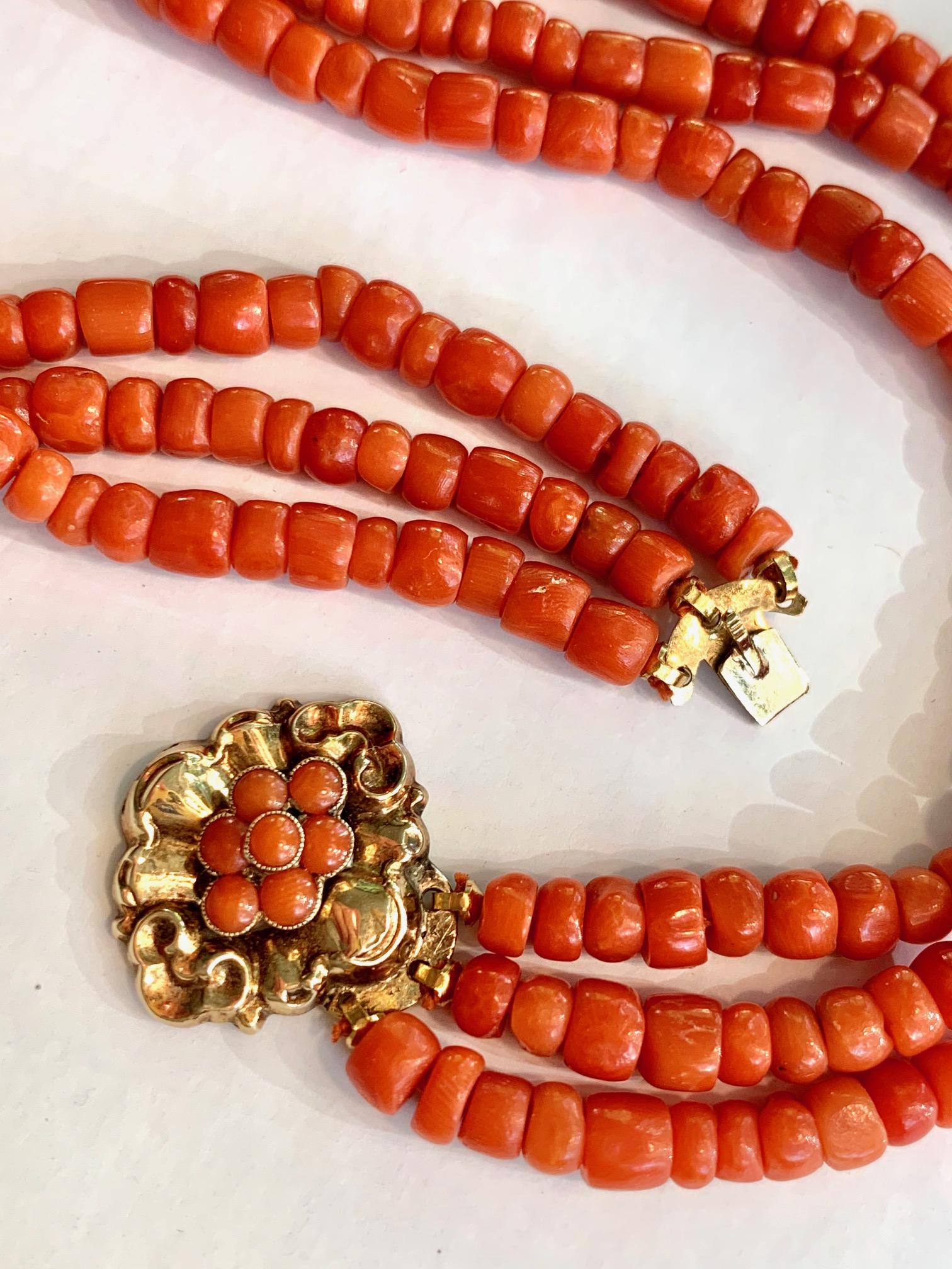 Vintage Three-Strand Graduated Natural Coral Necklace with 14 Karat Gold Clasp For Sale 2