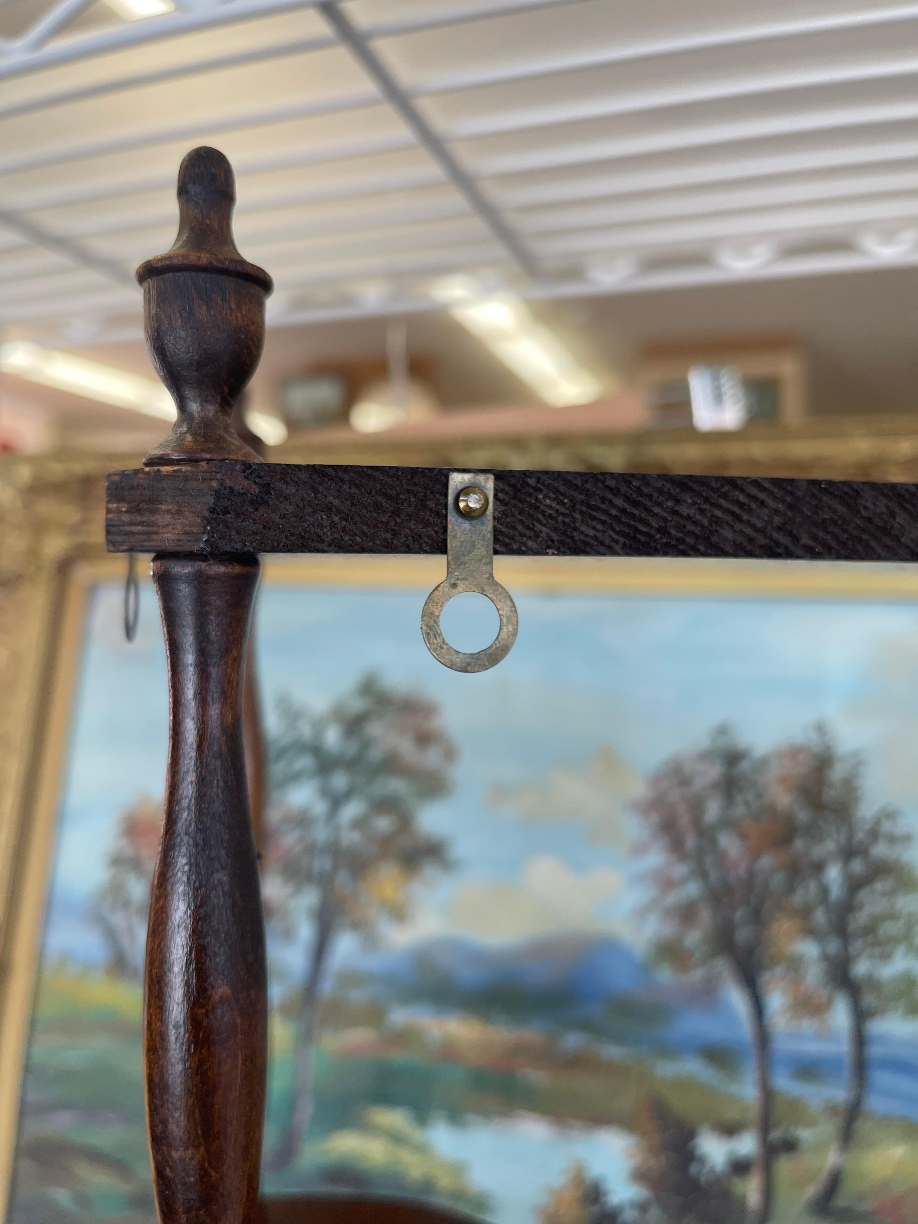 Scaffale Whatnot angolare vintage a tre livelli in Wood scuro, appeso o in piedi in vendita 4