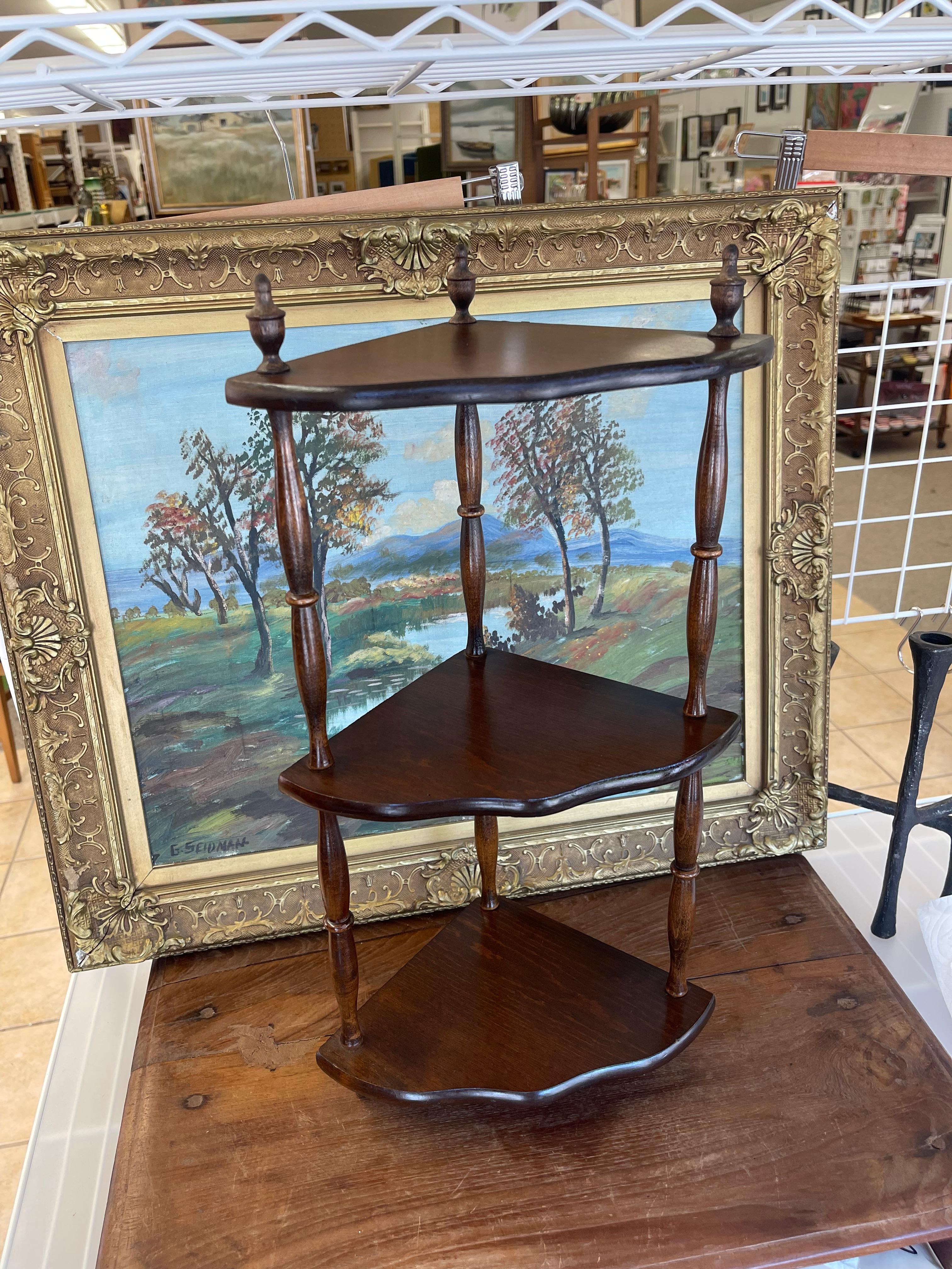 Mid-Century moderno Scaffale Whatnot angolare vintage a tre livelli in Wood scuro, appeso o in piedi in vendita