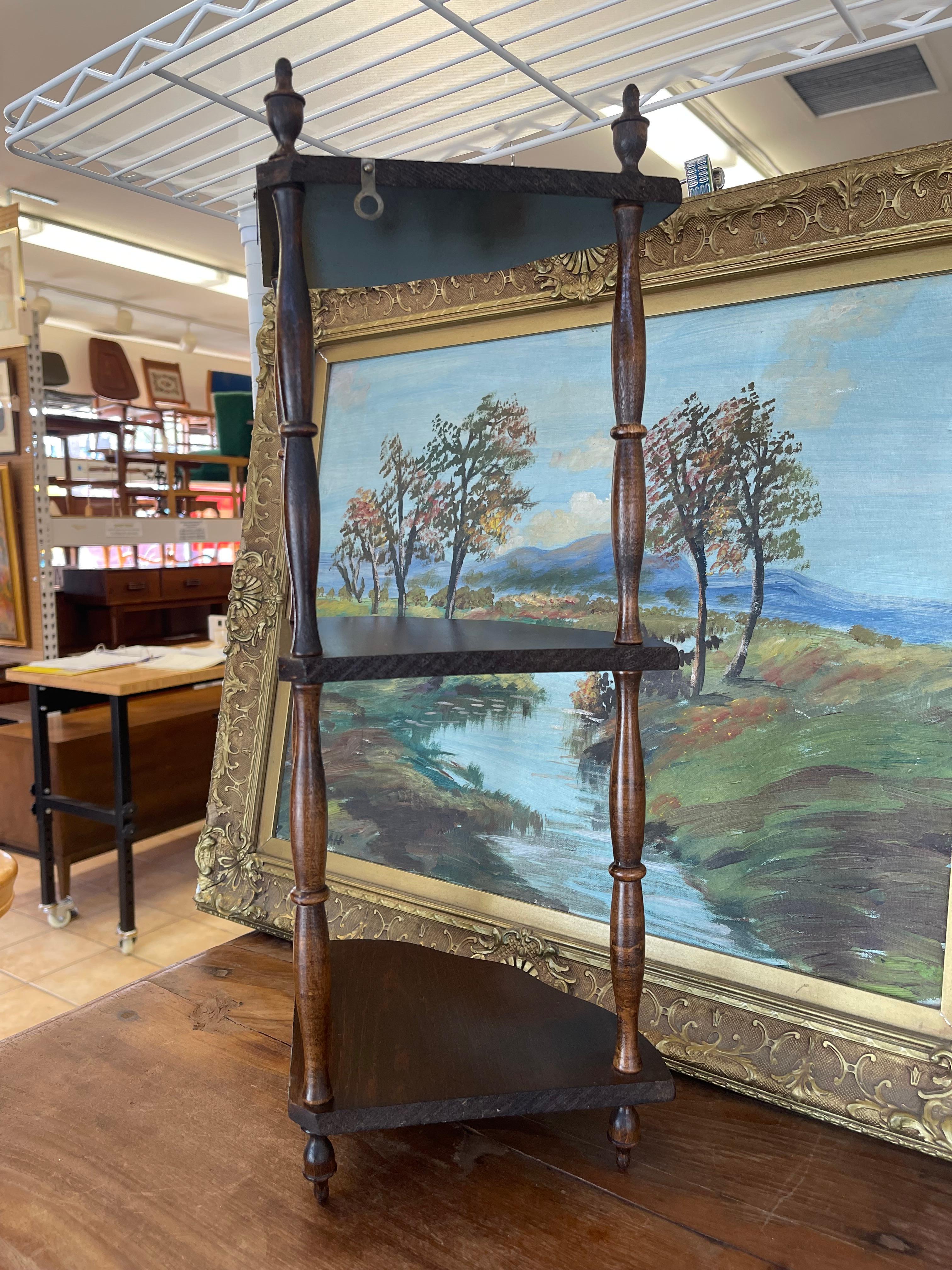 Fine XX secolo Scaffale Whatnot angolare vintage a tre livelli in Wood scuro, appeso o in piedi in vendita